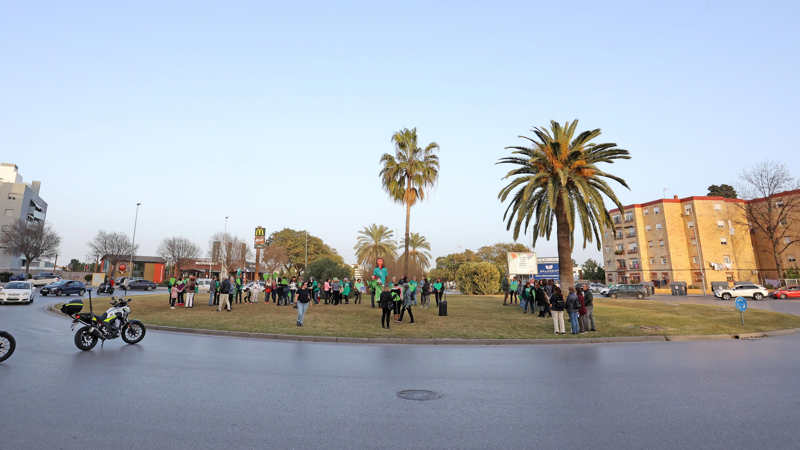 Concentración de Marea Verde Jerez para nombrar a la rotonda de la Escuela Pública en La Granja Concentración de Marea Verde Jerez para nombrar a la rotonda de la Escuela Pública en La Granja