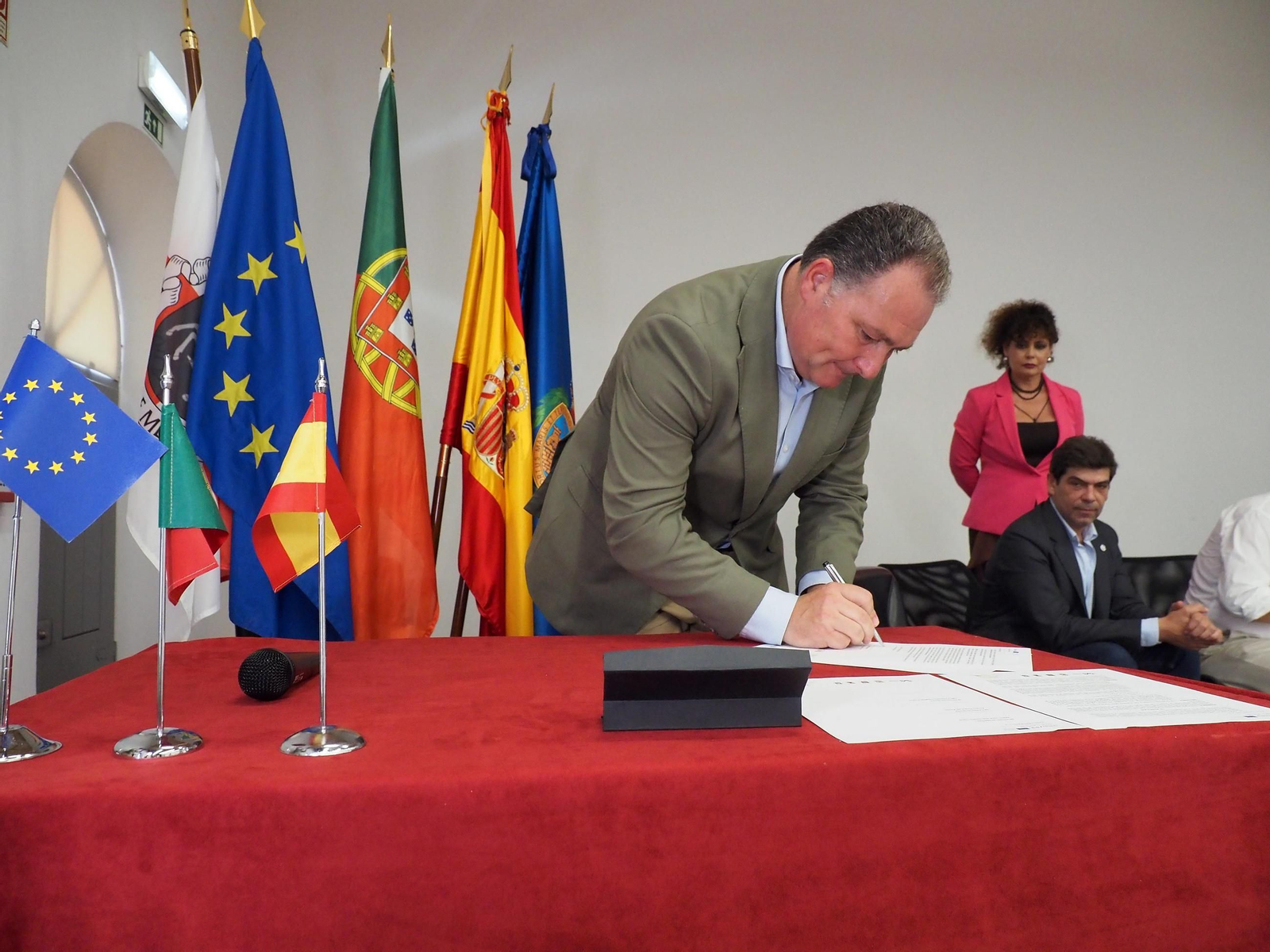 El presidente de la Diputación de Huelva en el momento de la firma del acuerdo