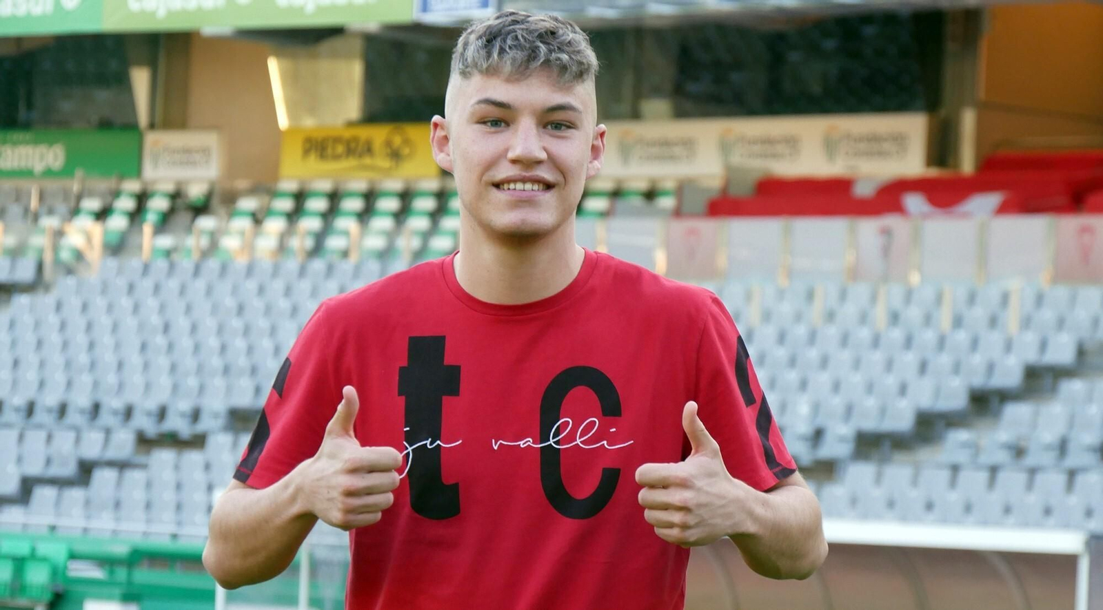 Anthony McDonald posa sobre el césped de El Arcángel tras firmar por el Córdoba B.