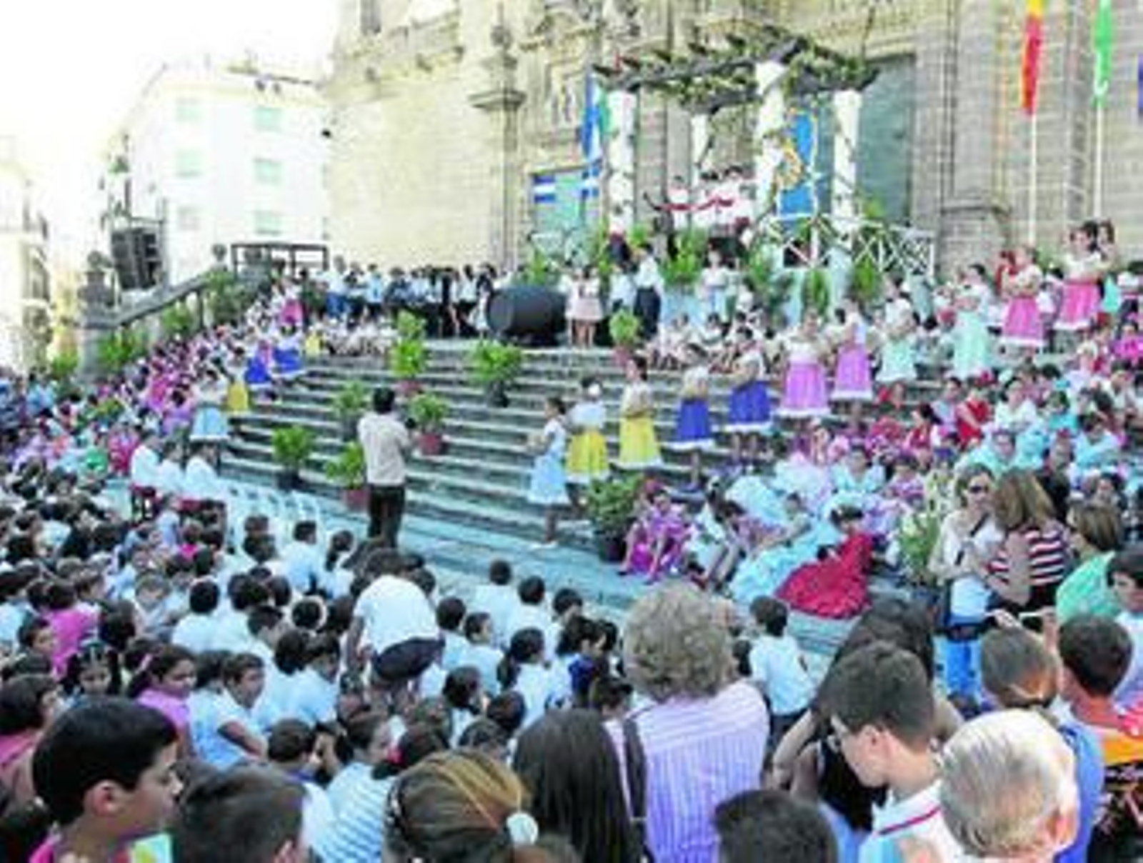 Vendimiadoras, toneleros, pisadores e incluso el deán de la Catedral brillaron con luz propia en la recreación del nacimiento del vino, que protagonizaron, ayer, los alumnos de la Compañía de María.