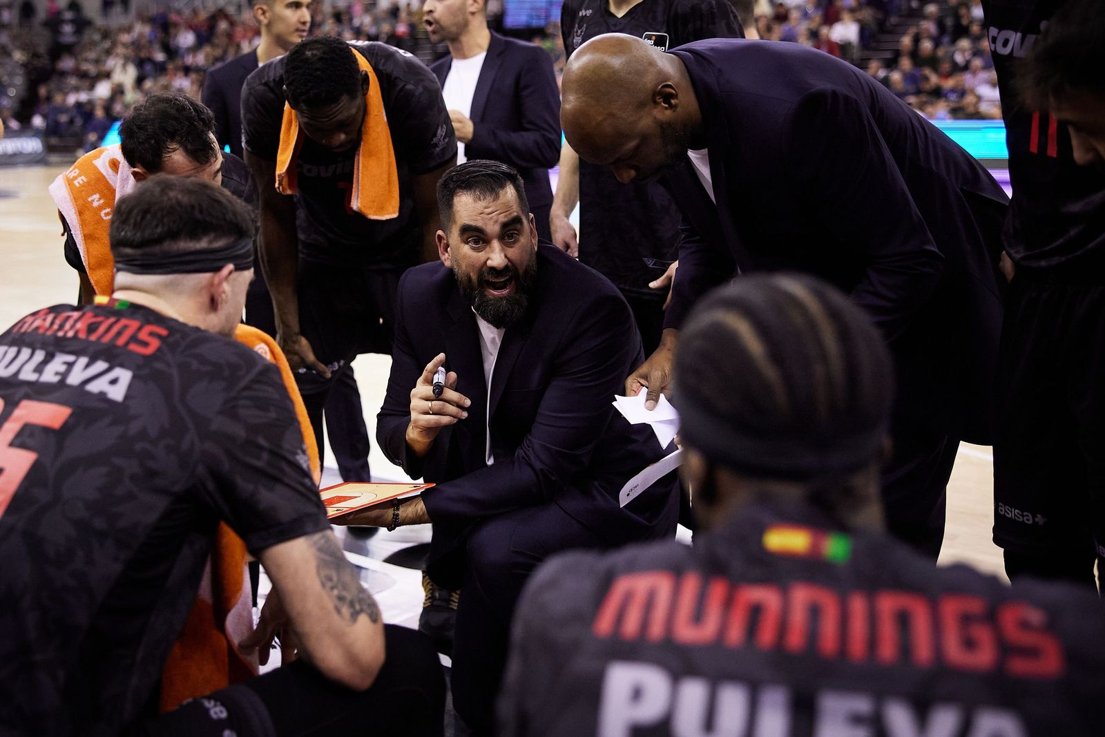 Ramón Díaz durante un tiempo muerto con sus jugadores.