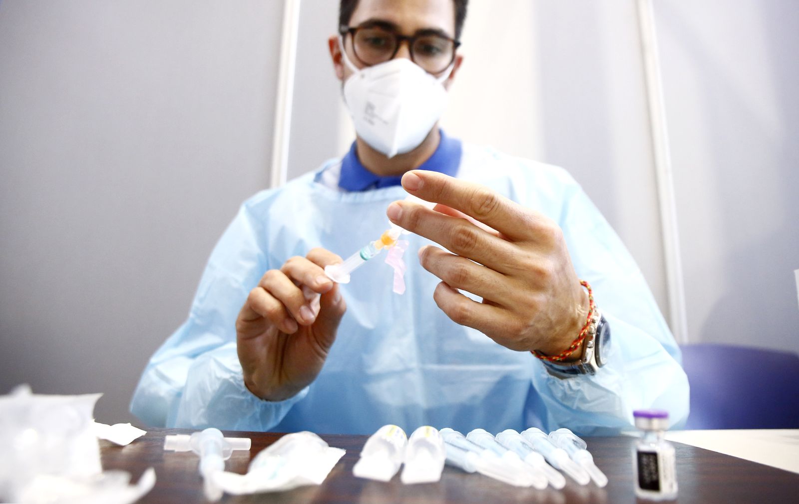 Un sanitario se dispone a administrar una dosis en un centro de vacunación en Huelva