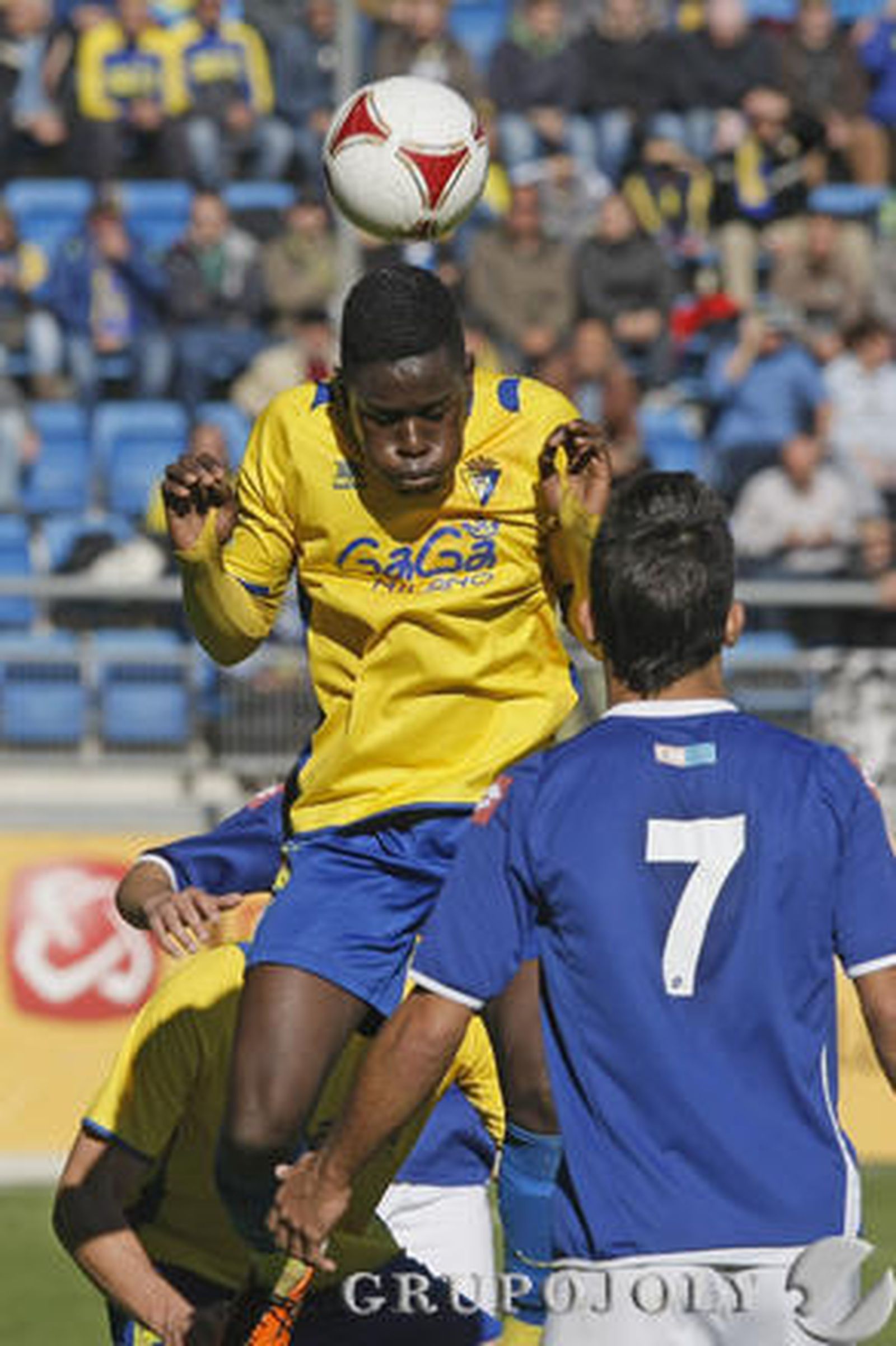 El congoleño golpea de cabeza ante el excadista Velasco. 

Foto: Julio Gonzalez
