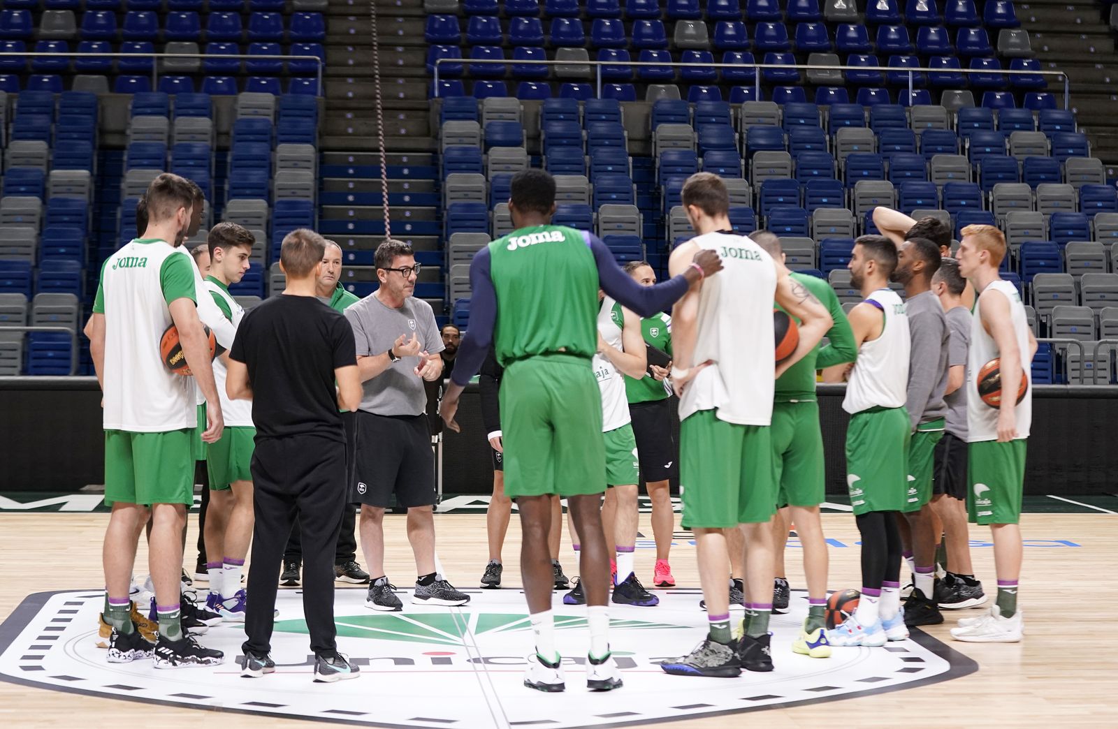 Fotis Katsikaris da instrucciones en un entrenamiento.