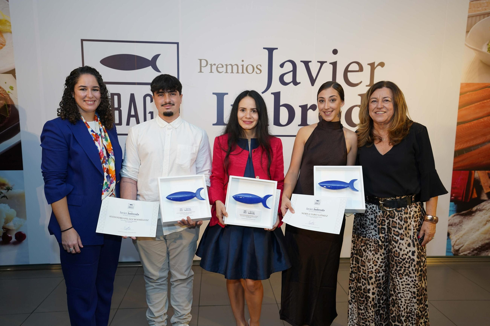 De izquierda a derecha, Neyla El Bouziddi, presidenta de Ubago; alumno Alejandro Peláez Rodríguez; alumna Deiviana Jaidelis Borjas; alumna Andrea Varo Gómez; y Carmen Castillo Mena, consejera de Desarrollo Educativo y Formación Profesional de la Junta de Andalucía De izquierda a derecha, Neyla El Bouziddi, presidenta de Ubago; alumno Alejandro Peláez Rodríguez; alumna Deiviana Jaidelis Borjas; alumna Andrea Varo Gómez; y Carmen Castillo Mena, consejera de Desarrollo Educativo y Formación Profesional de la Junta de Andalucía