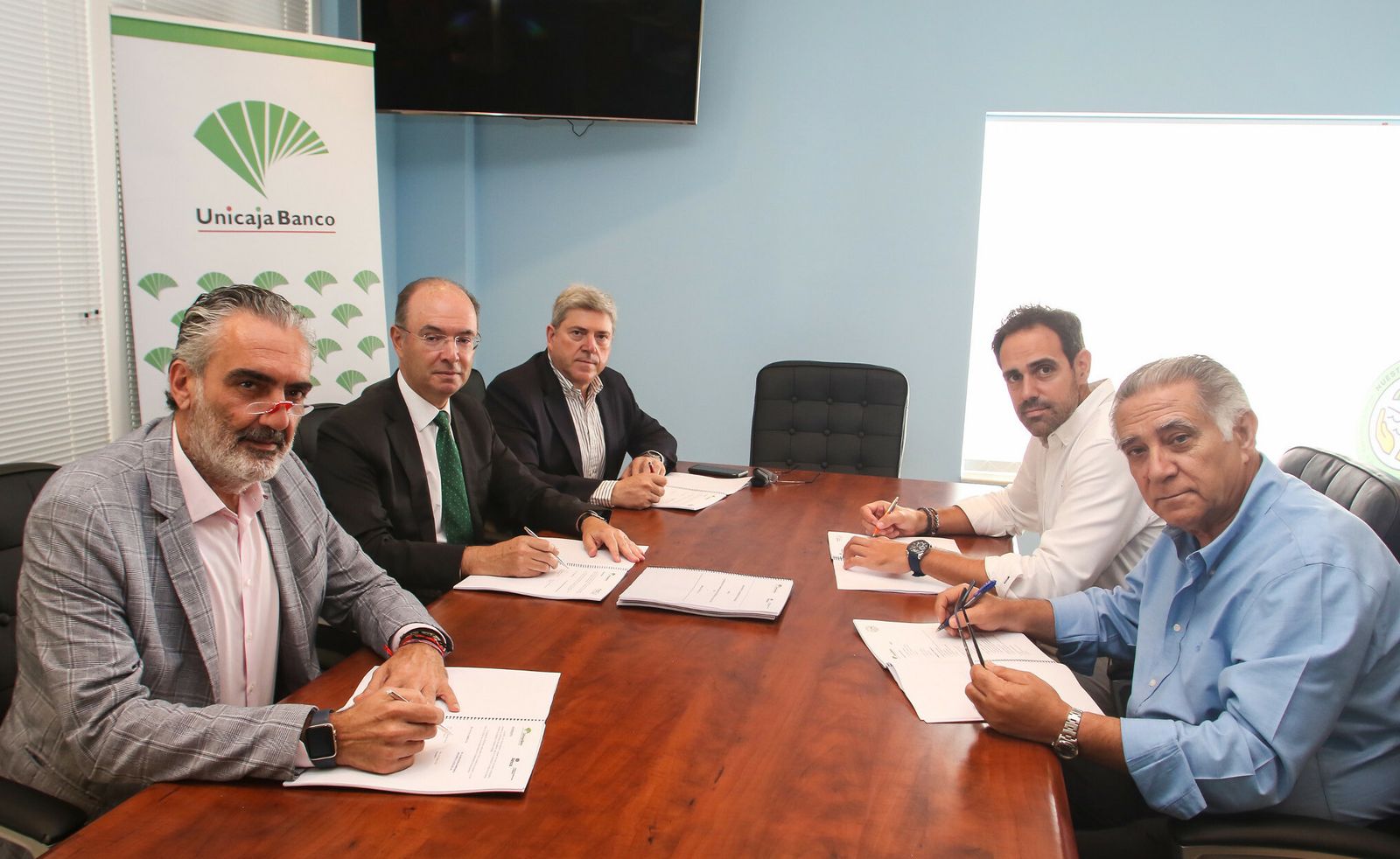 Firma de la renovación de los acuerdos entre Unicaja Banco y cuatro asociaciones empresariales turísticas de Málaga.