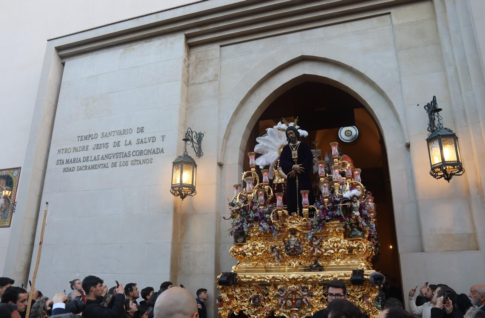La salida de la hermandad de San Pablo desde el Santuario de los Gitanos
