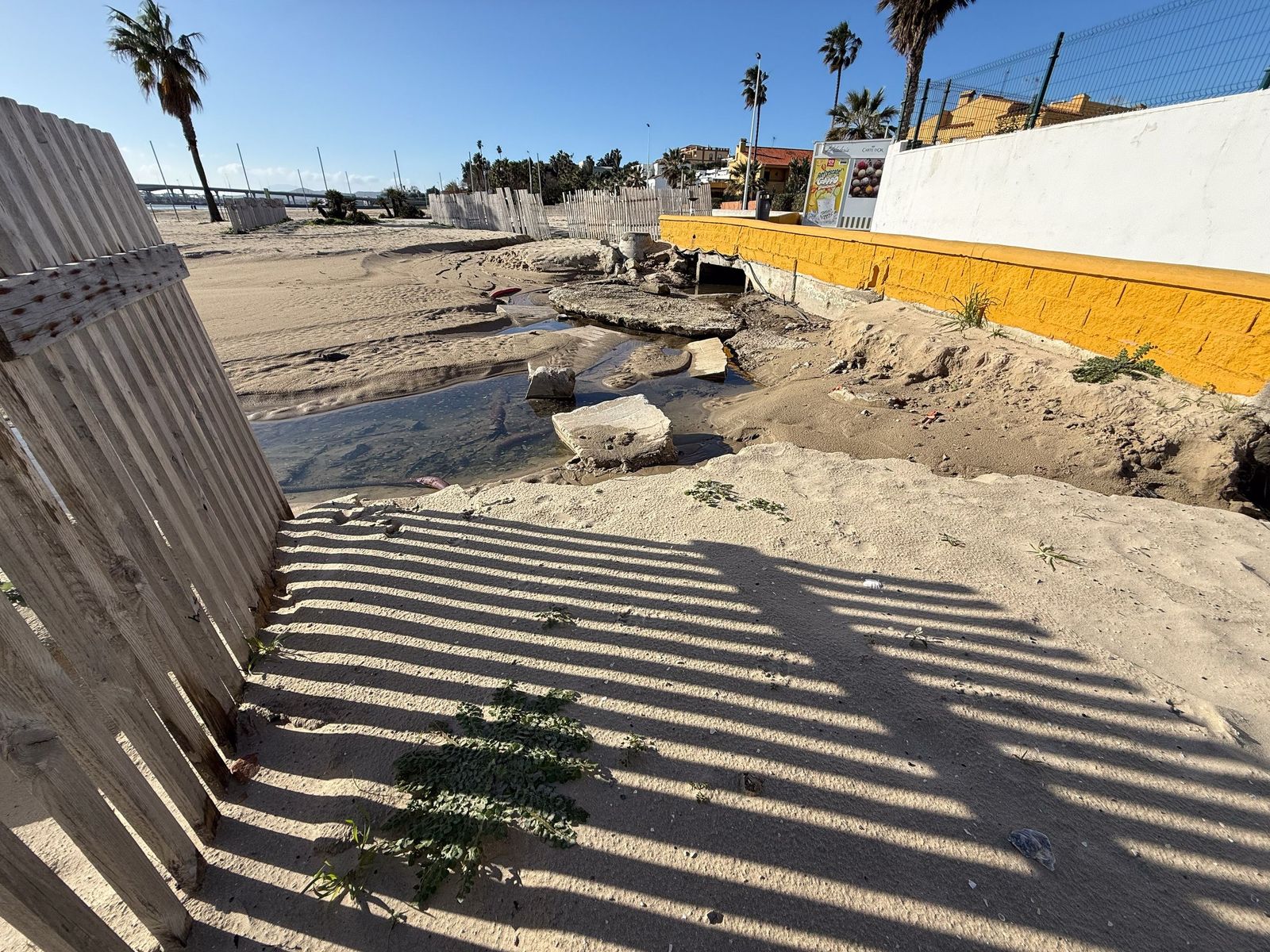 Las fotografías de los daños de las últimas borrascas en las playas de Getares y El Rinconcillo, en Algeciras