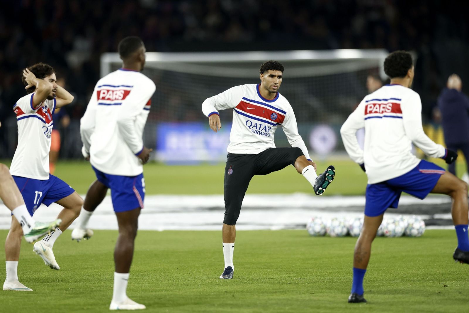 PSG 선수들이 바르셀로나 원정 경기에서 후반 결승골을 만들어가는 공격 장면