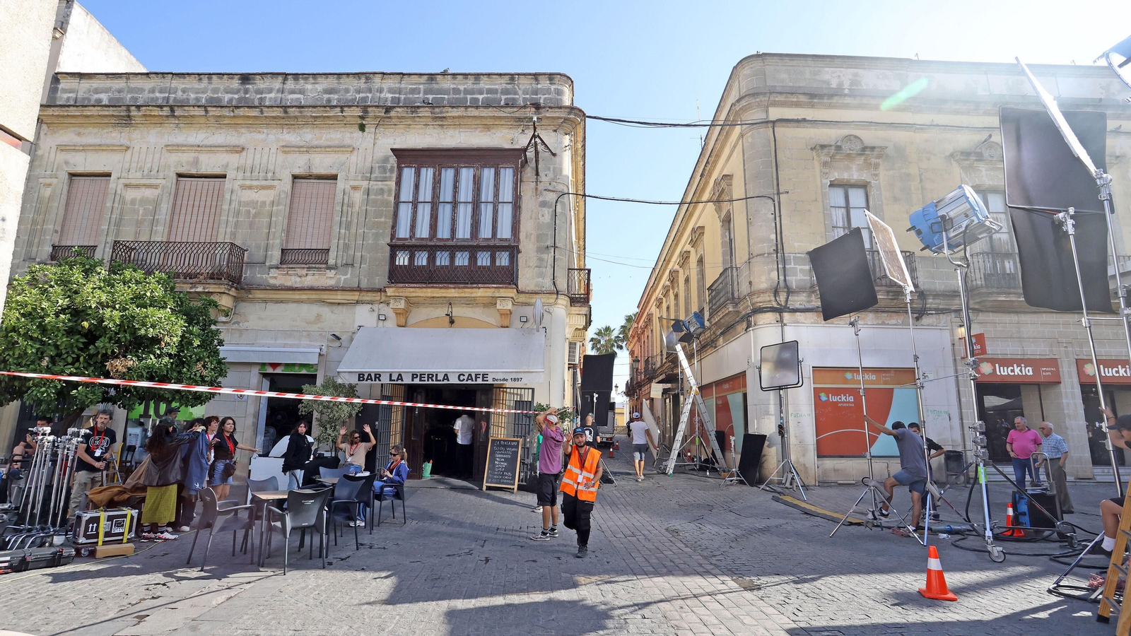 Rodaje de la serie de Disney+ en las inmediaciones del Teatro Villamarta y en la calle Doña Blanca.