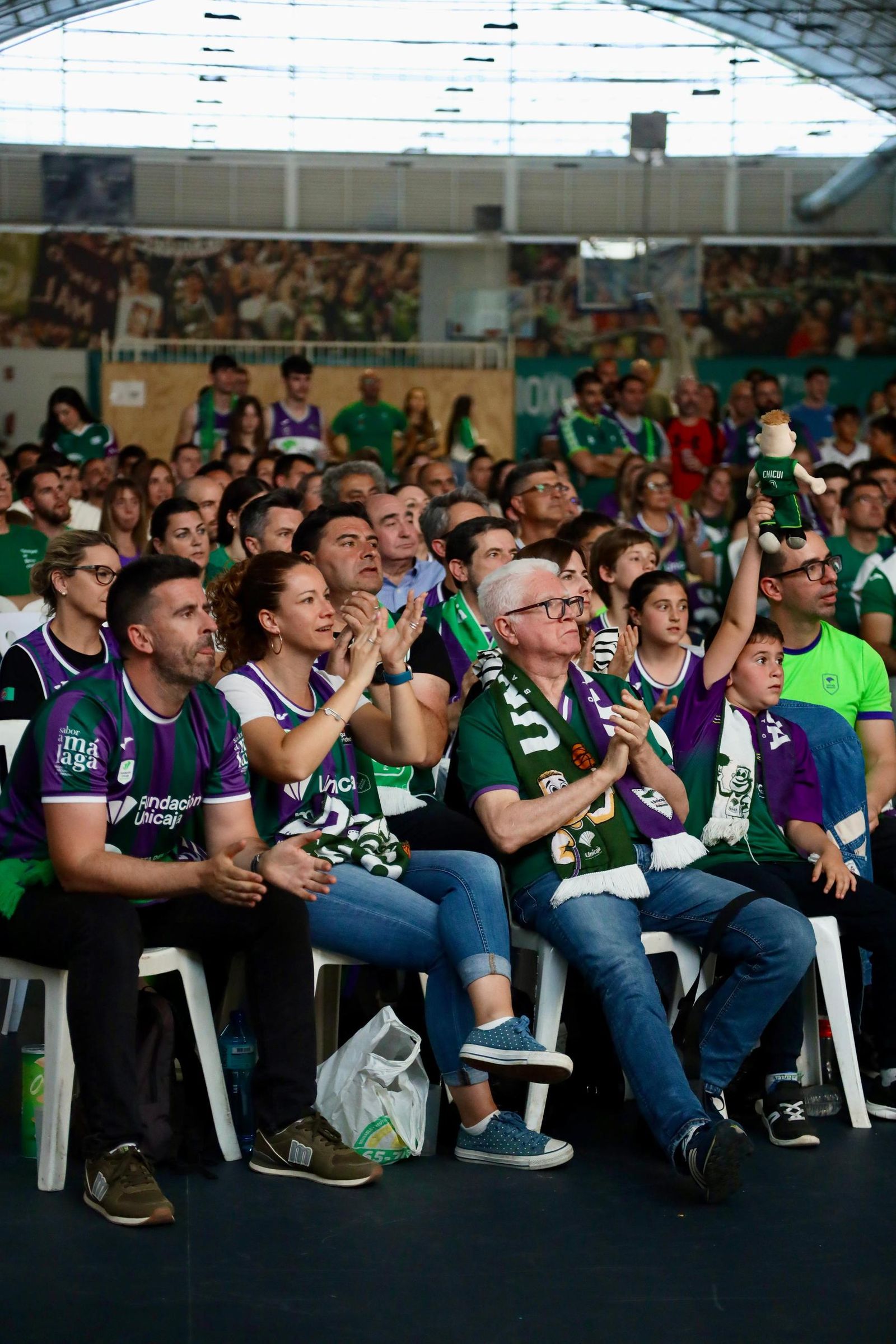 La locura en Los Guindos: ¡Búscate durante la final de BCL del Unicaja!