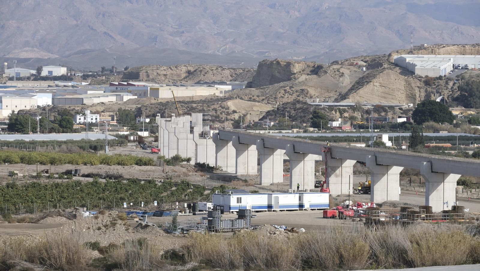 El puente que une Huércal de Almería y Viator en tren.