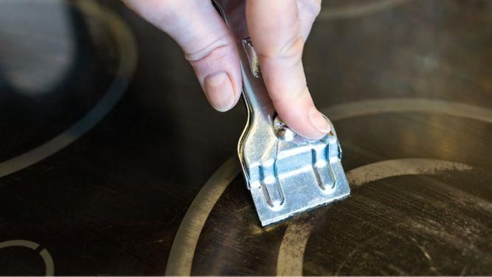 Quitar el quemado de la vitrocerámica sin dejar rastro es así de fácil