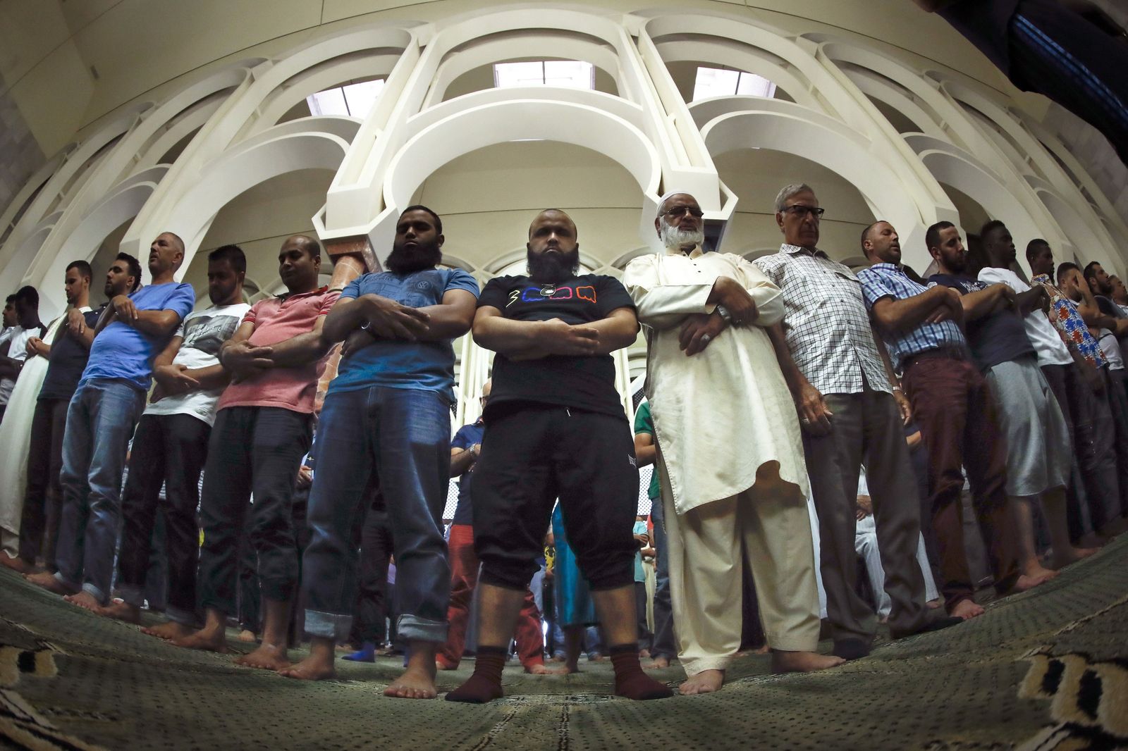 Un grupo de musulmáne en la mezquita del Centro Islámico de Madrid, la más grande de España, donde el imán Hussam Khoja afirmó ayer que la comunidad musulmana se une al dolor.