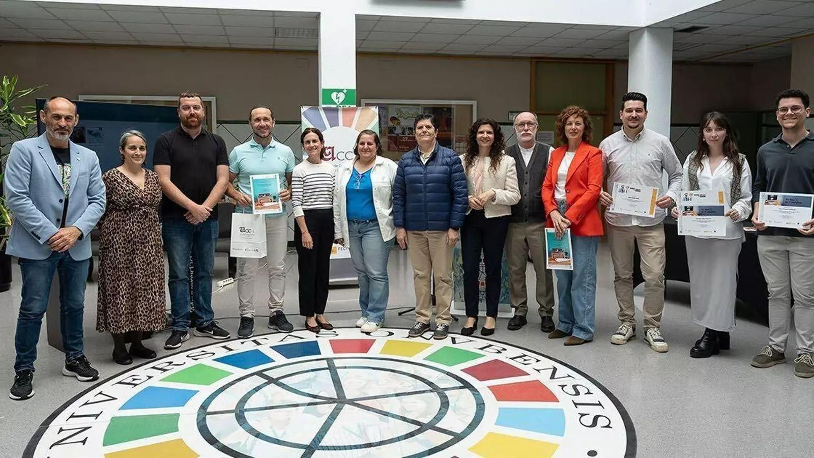 Equipo de la Universidad de Huelva y galardonados en los premios de los concursos de divulgación. Equipo de la Universidad de Huelva y galardonados en los premios de los concursos de divulgación.