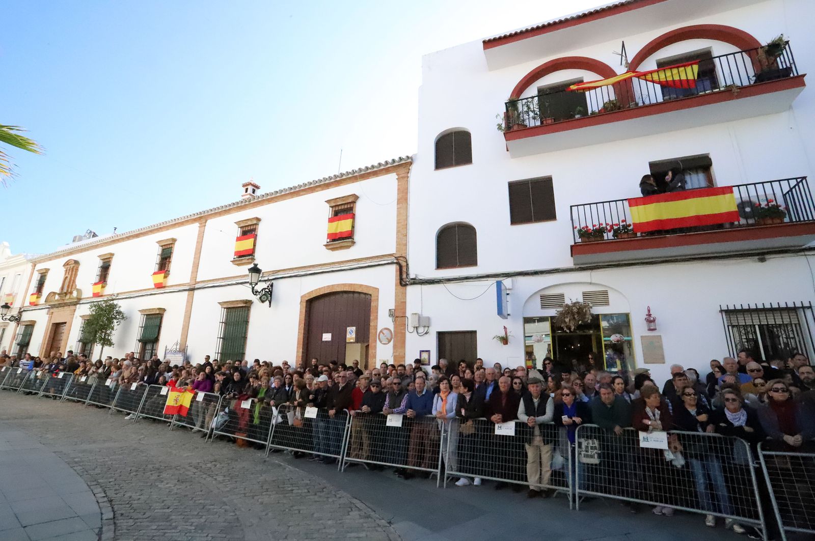 Imágenes de Don Felipe y Doña Letizia arropados por el cariño de los almonteños