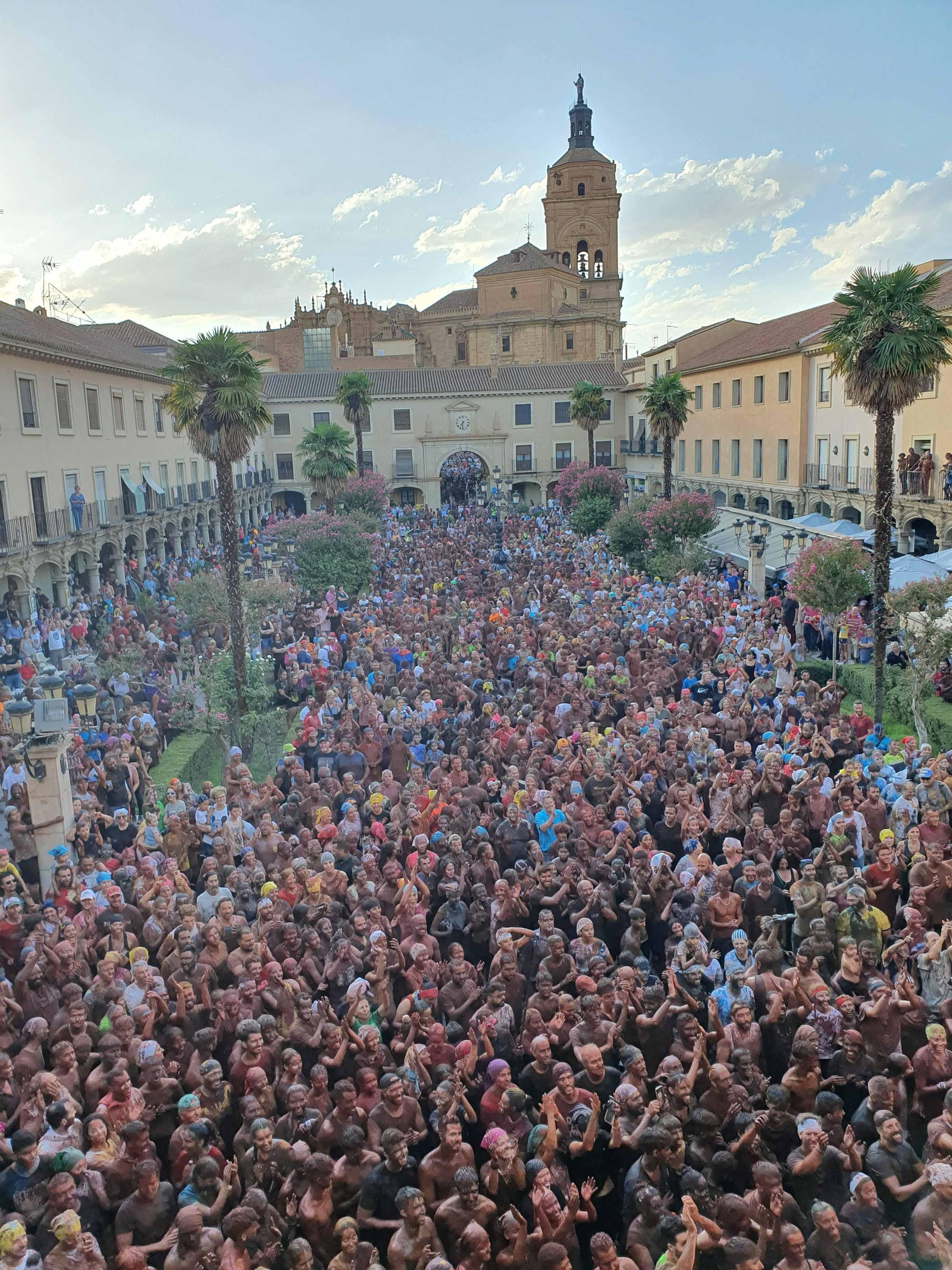 Imagen aérea de la celebración del Cascamorras en Guadix
