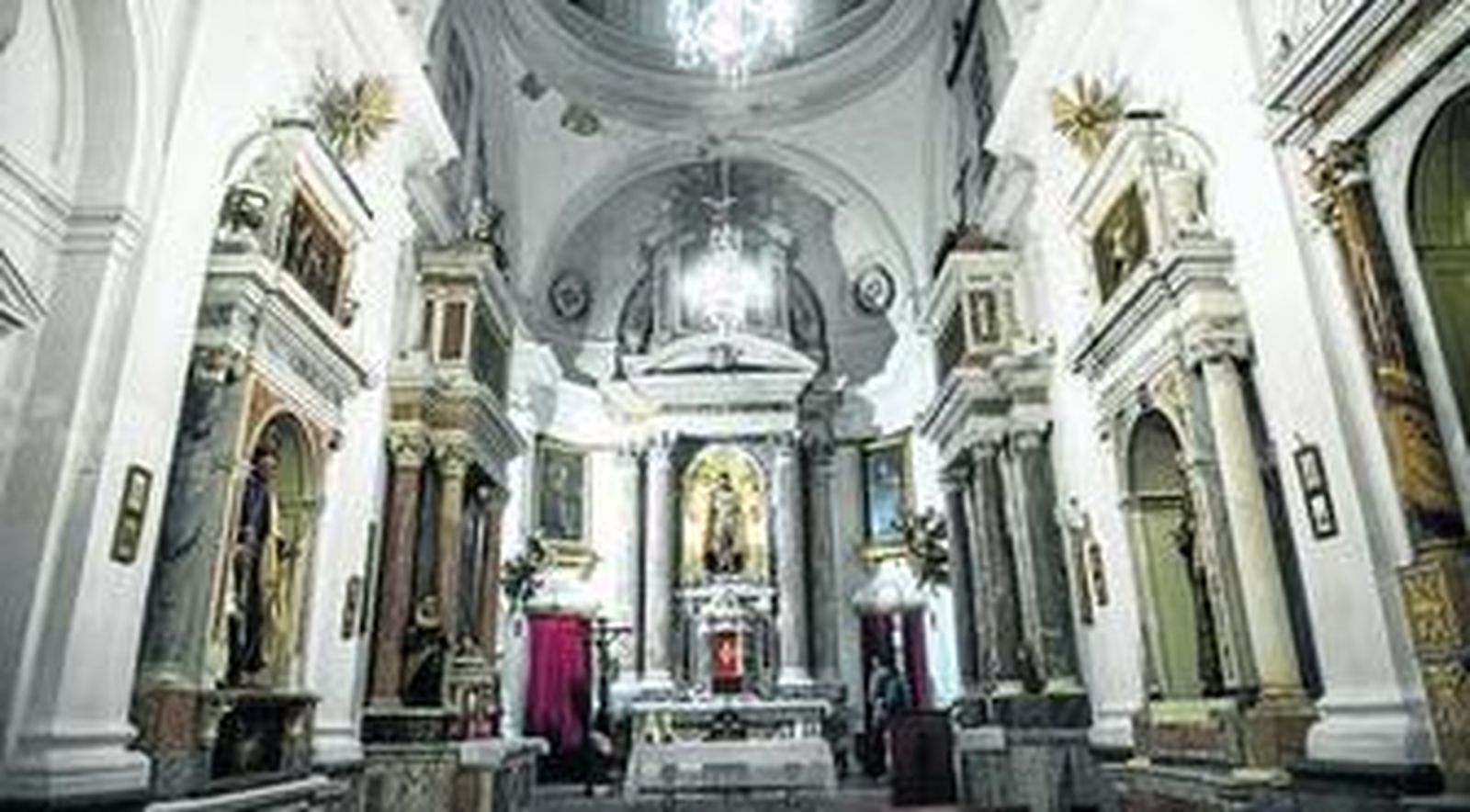 Imagen tomada anoche del interior de la iglesia de San Pablo, minutos antes de que se procediera a su cierre por el mal estado de conservación.