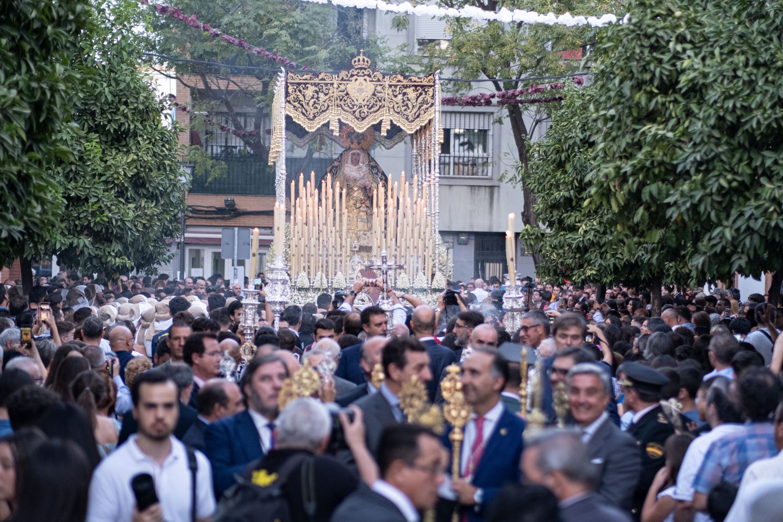 La procesión extraordinaria de la Virgen de los Dolores del Cerro del Águila, en imágenes