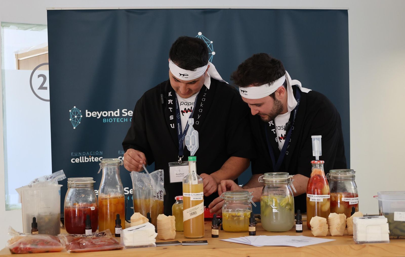 Héctor García y David Papis durante un showcooking para Beyond Seeds.