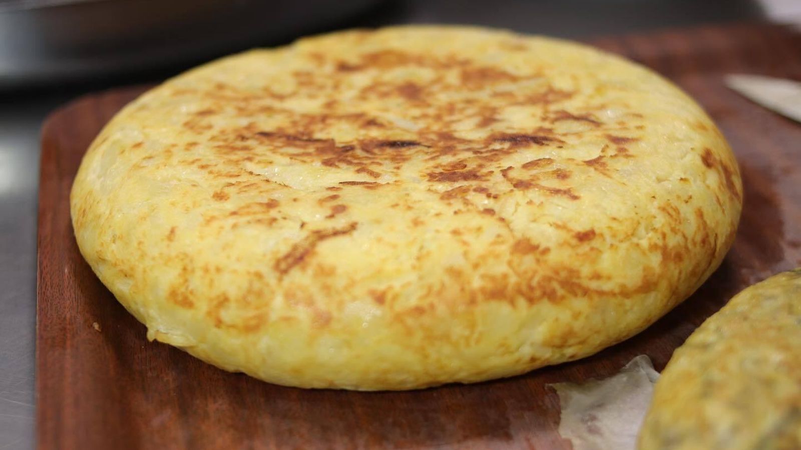 La tortilla de patatas clásica es uno de los productos estrellas del Asador de Naty, fundado por los padres del chef Paco Morales La tortilla de patatas clásica es uno de los productos estrellas del Asador de Naty, fundado por los padres del chef Paco Morales