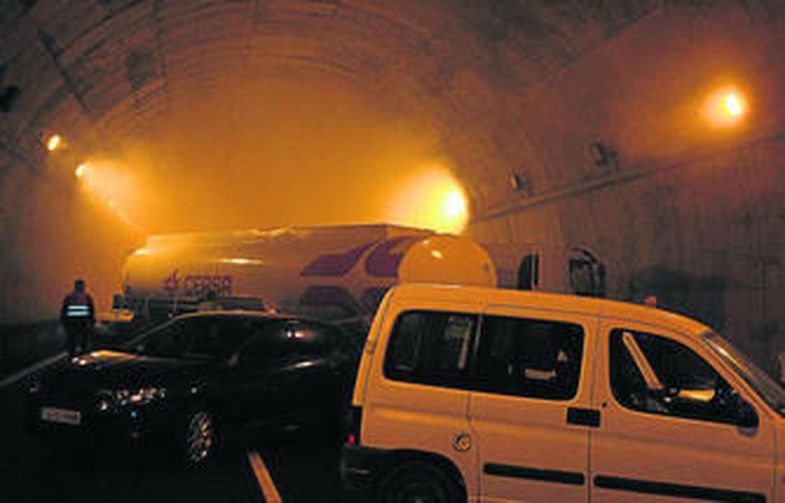 Interior del túnel de la A-381 durante la recreación del accidente de tráfico con vertido de carburante e incendio, ayer.