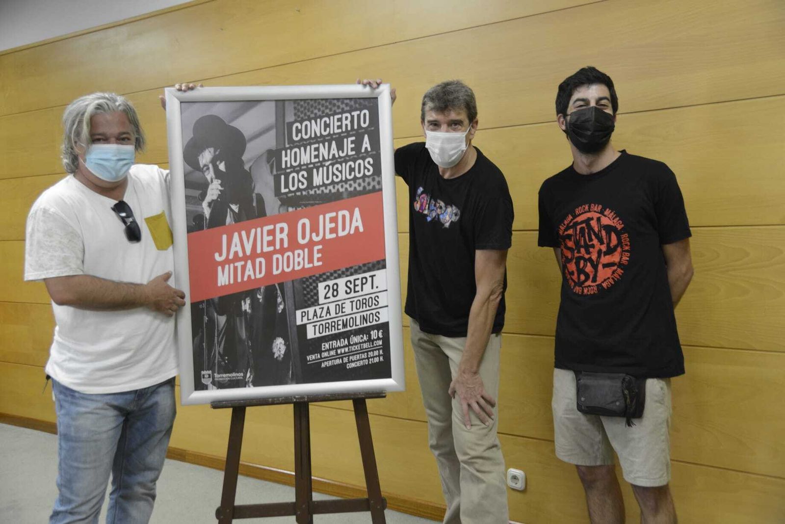 David Tejeiro (I.) y el cantante Javier Ojeda (2º D) en la presentación del concierto en homenaje a los músicos.