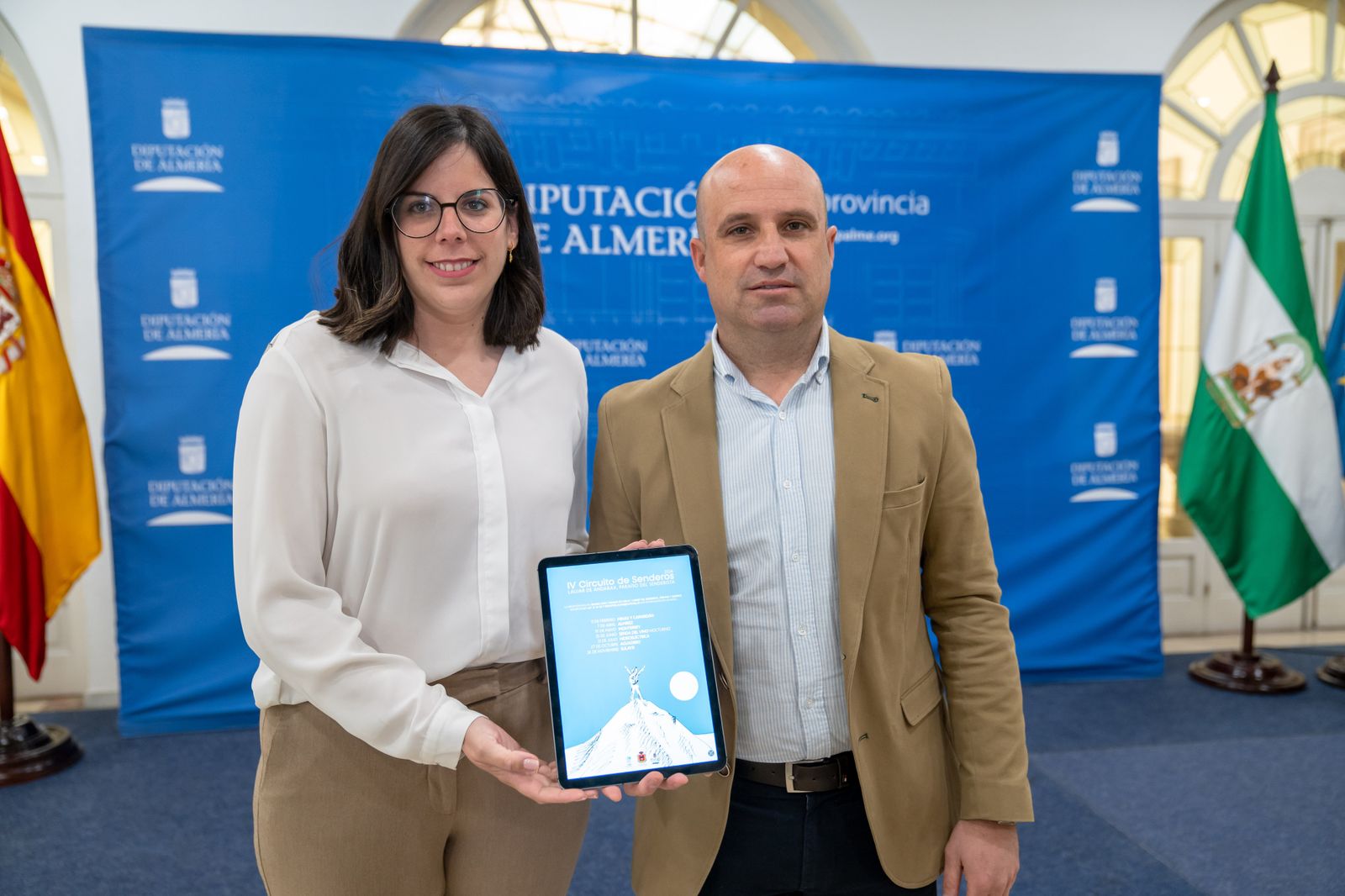 El diputado de Deporte, José Antonio García, y la y alcaldesa de Laujar de Andarax, Almudena Morales, tras la presentación del Circuito de Senderos.