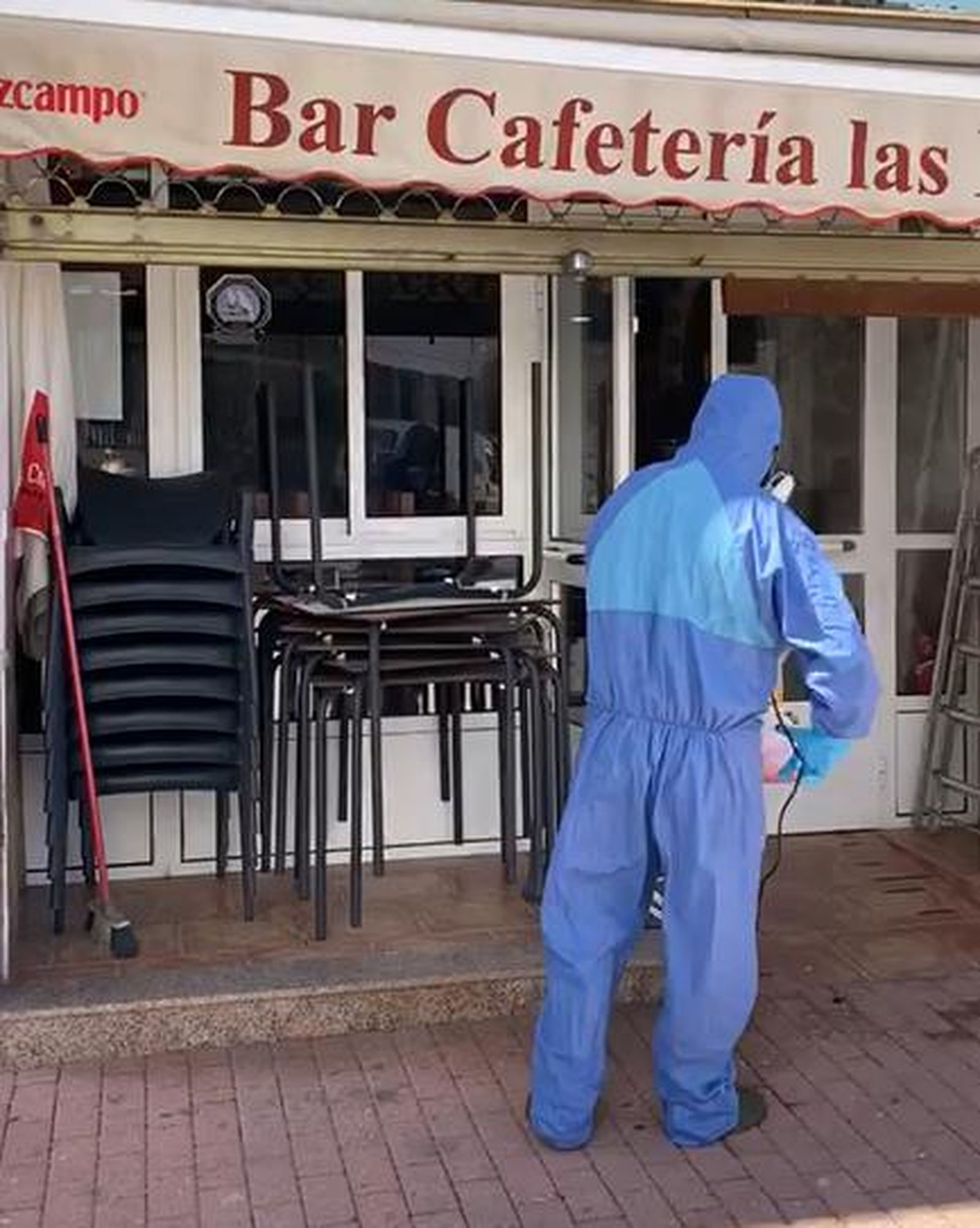 Limpieza en los exteriores de un bar de Olvera.