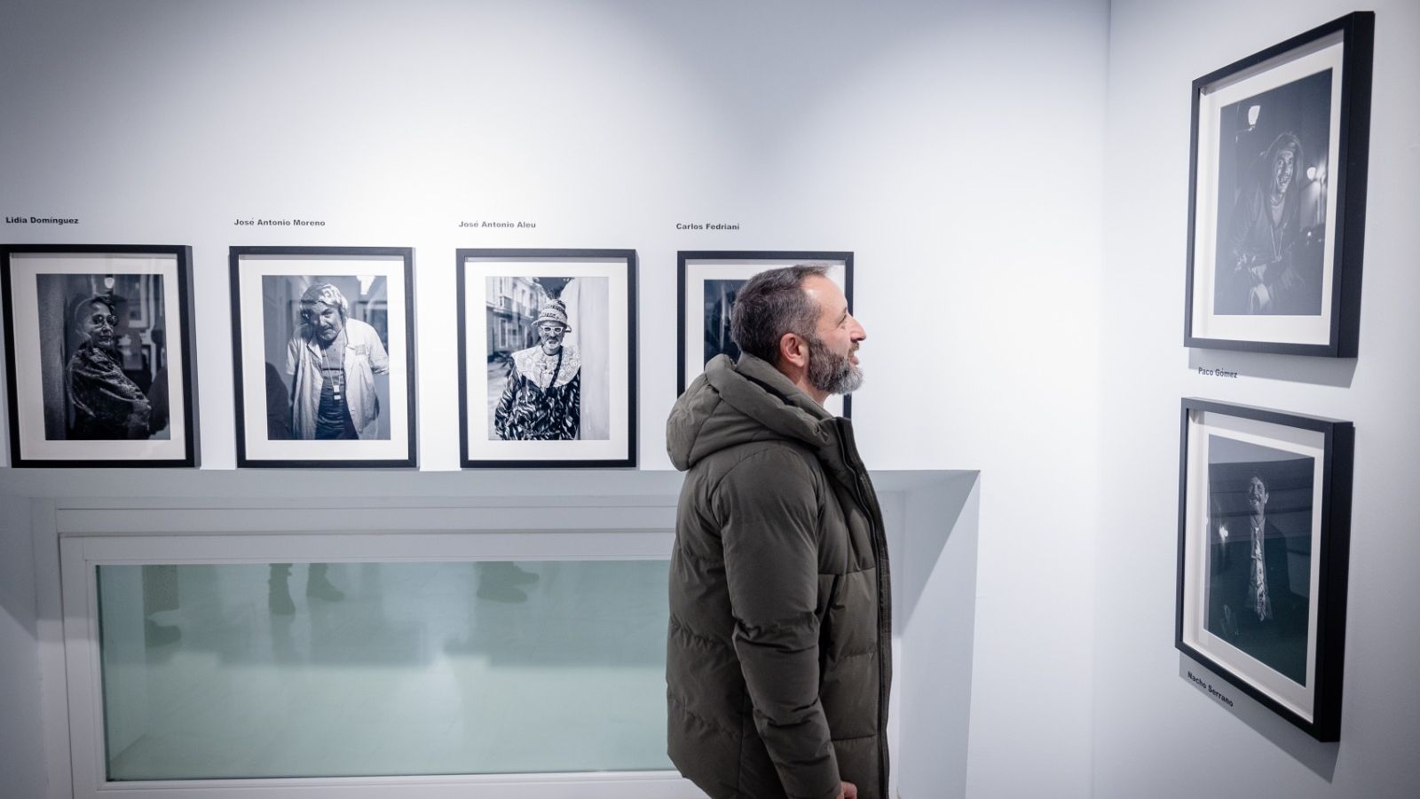 Daniel Pradotti con sus fotografías expuestas en la Casa del Carnaval