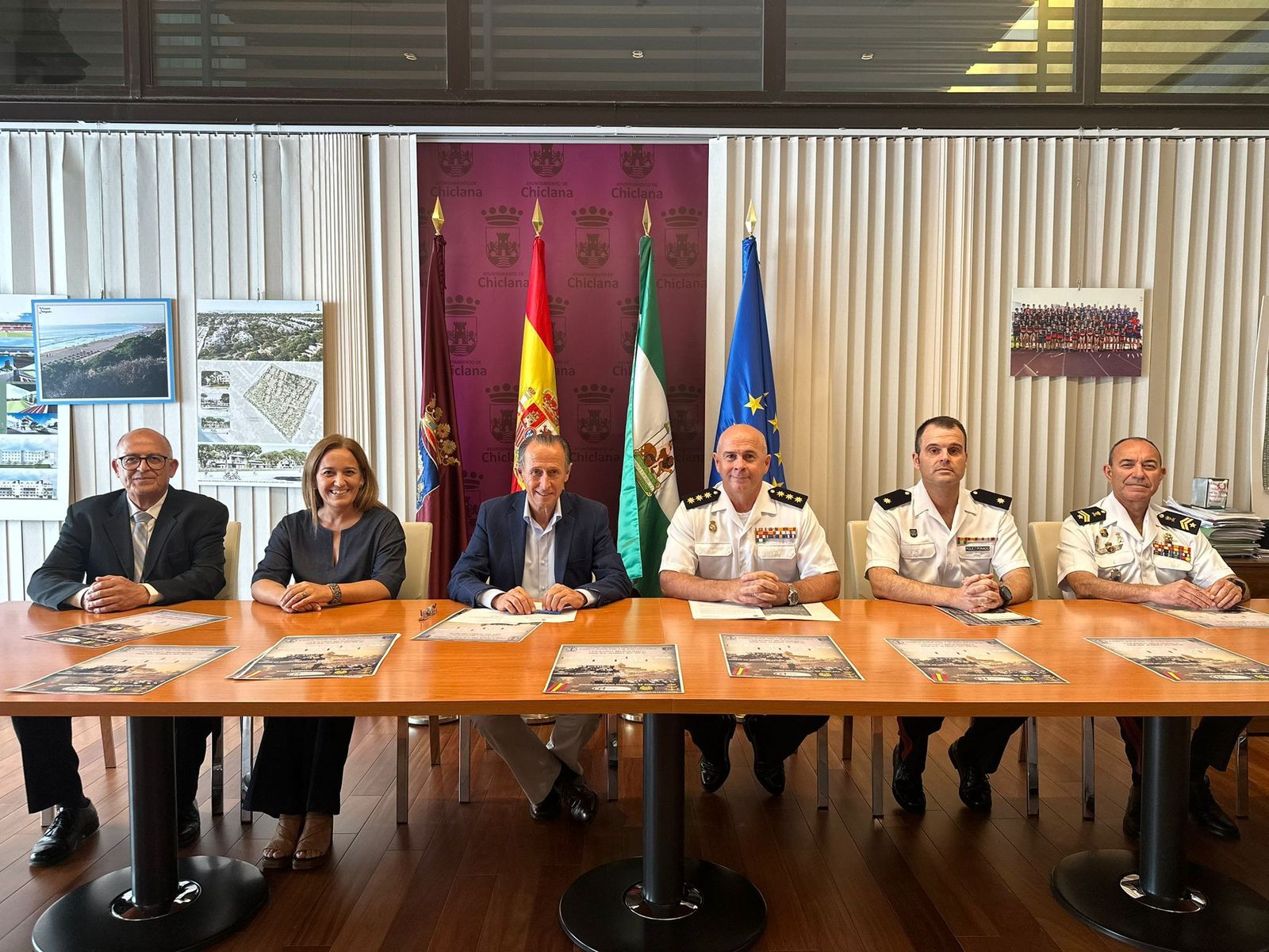 El alcalde de Chiclana en funciones, José María Román, presenta el Concierto por el Día de las Fuerzas Armadas.