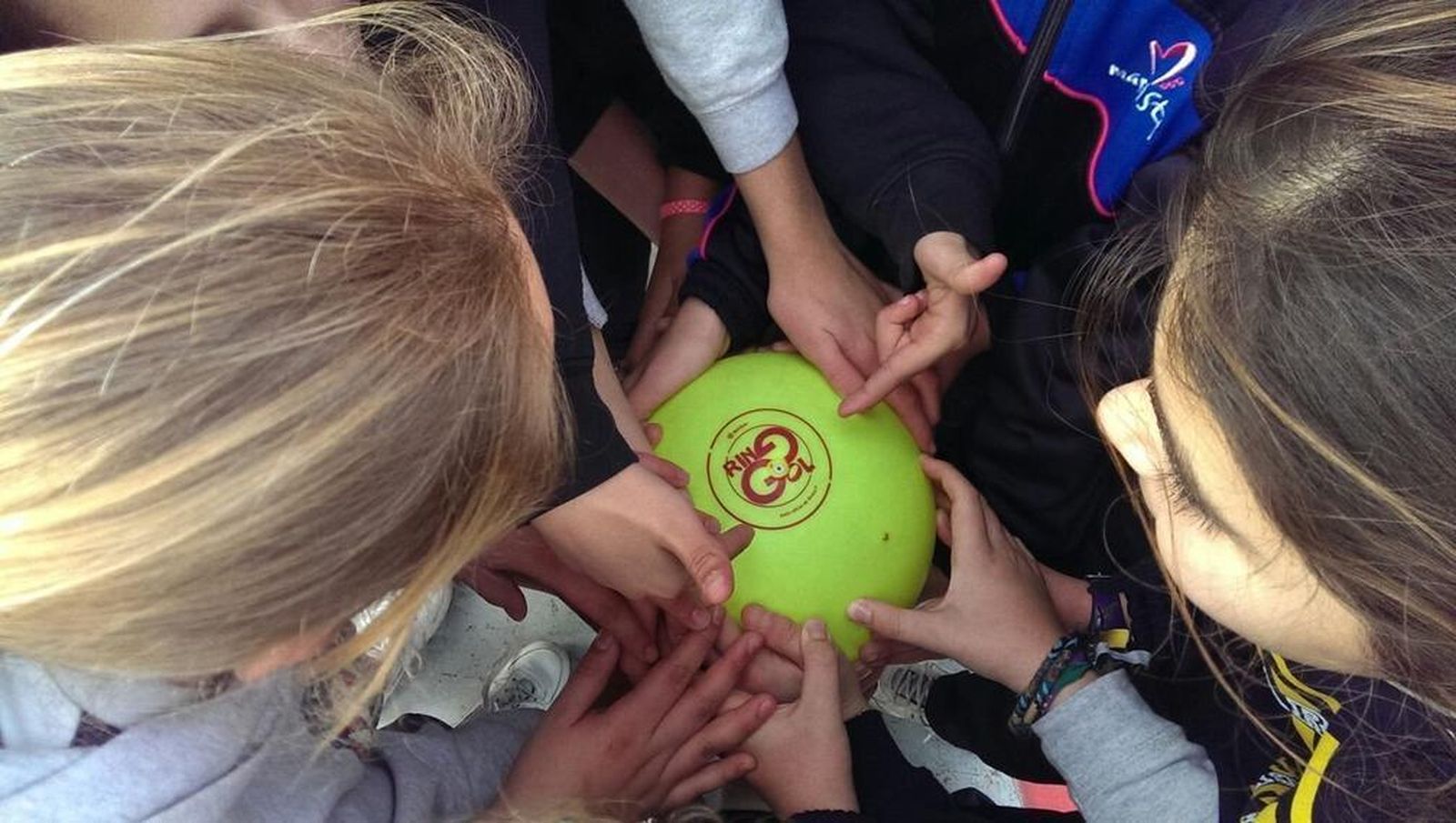 Varios jóvenes con un balón de ringol.