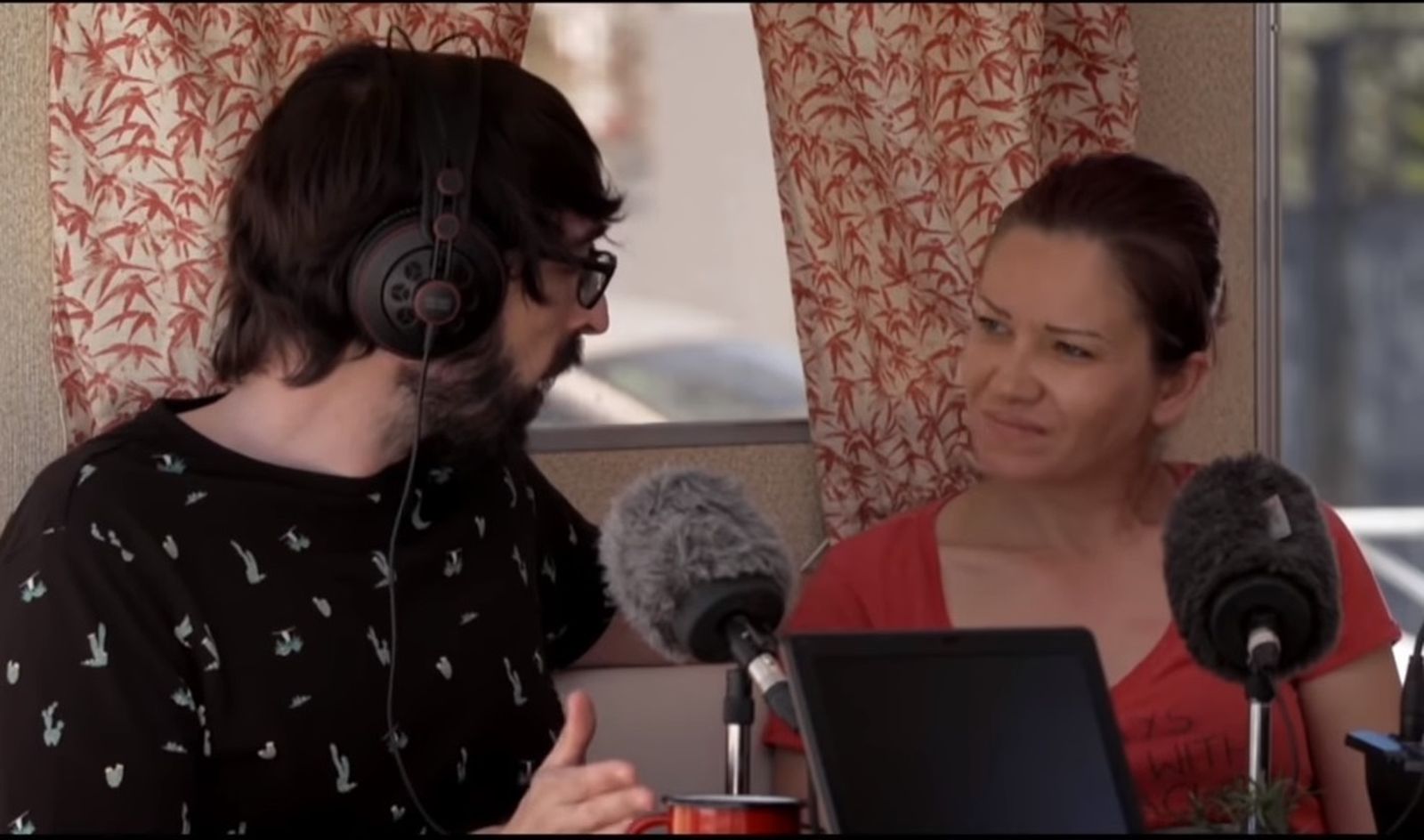 ‘Radio Gaga’ da voz a las historias que existen bajo el mar de plástico