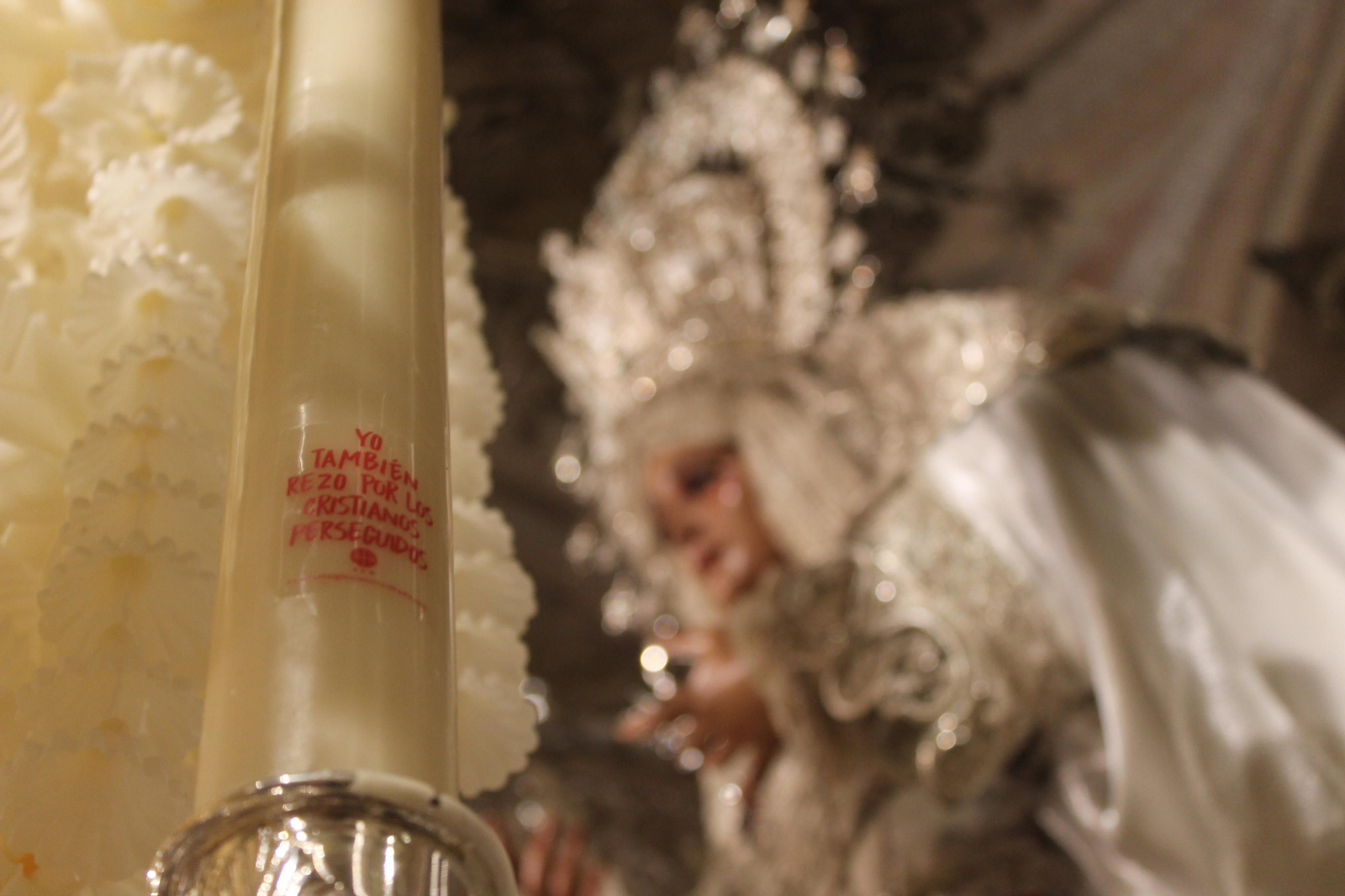 Cirio con la pegatina por los cristianos perseguidos en el paso de palio de la Paz, Hermandad de la Paz de Sevilla