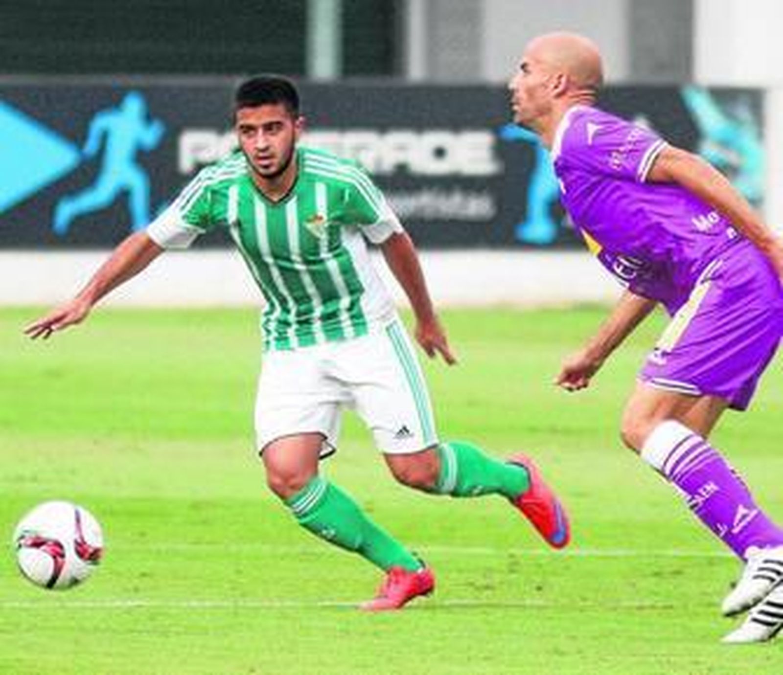 El jugador del Betis B Beka le disputa la pelota a Óscar Quesada, en el choque del filial ante el Jaén.