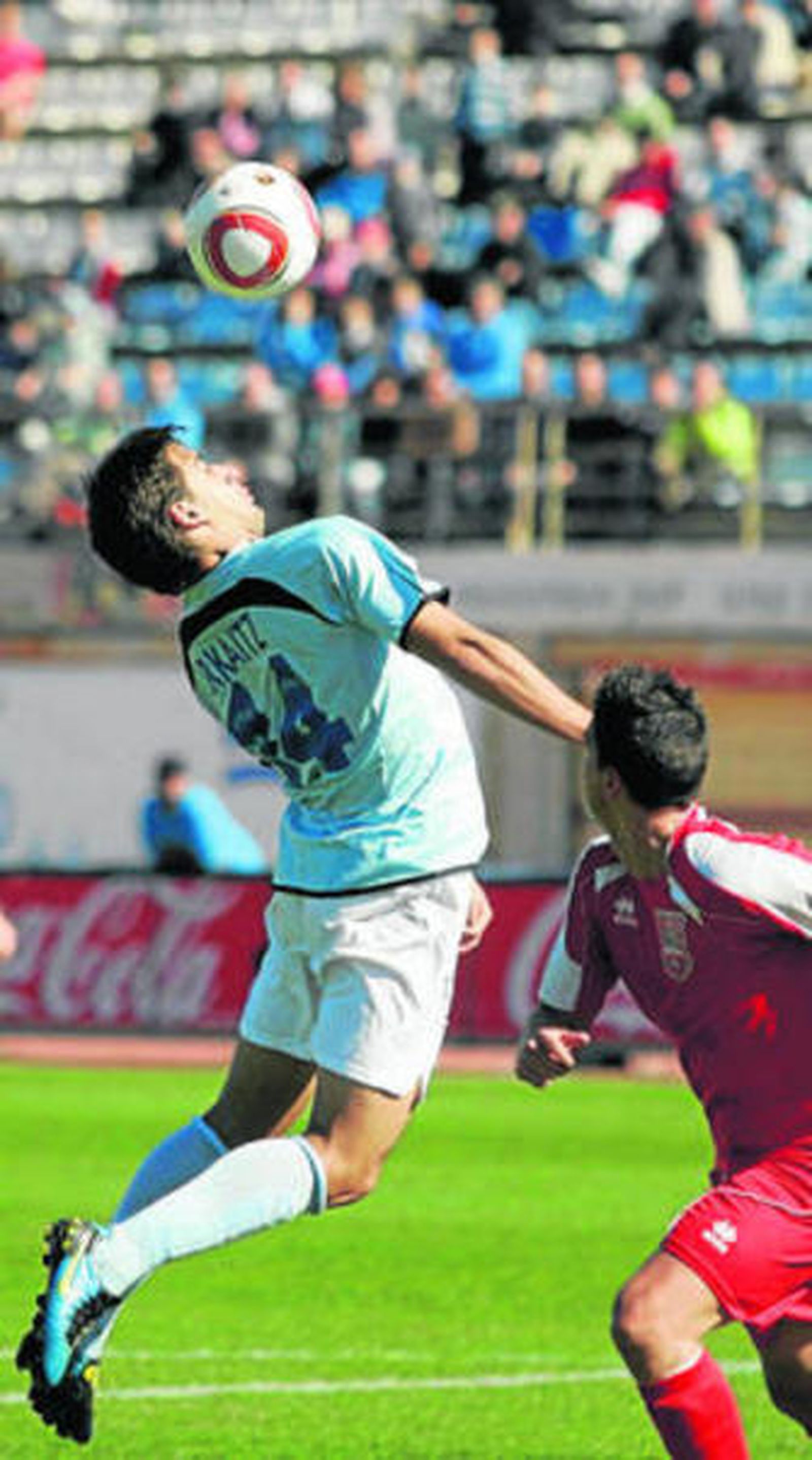 Arkaitz pugna por un balón aéreo.