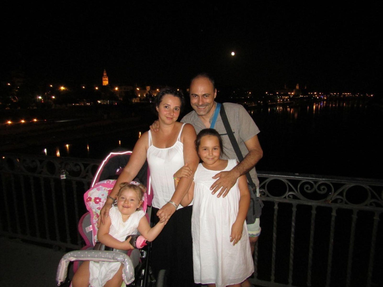 Adriana (en el carrito) con sus padres y su hermana.