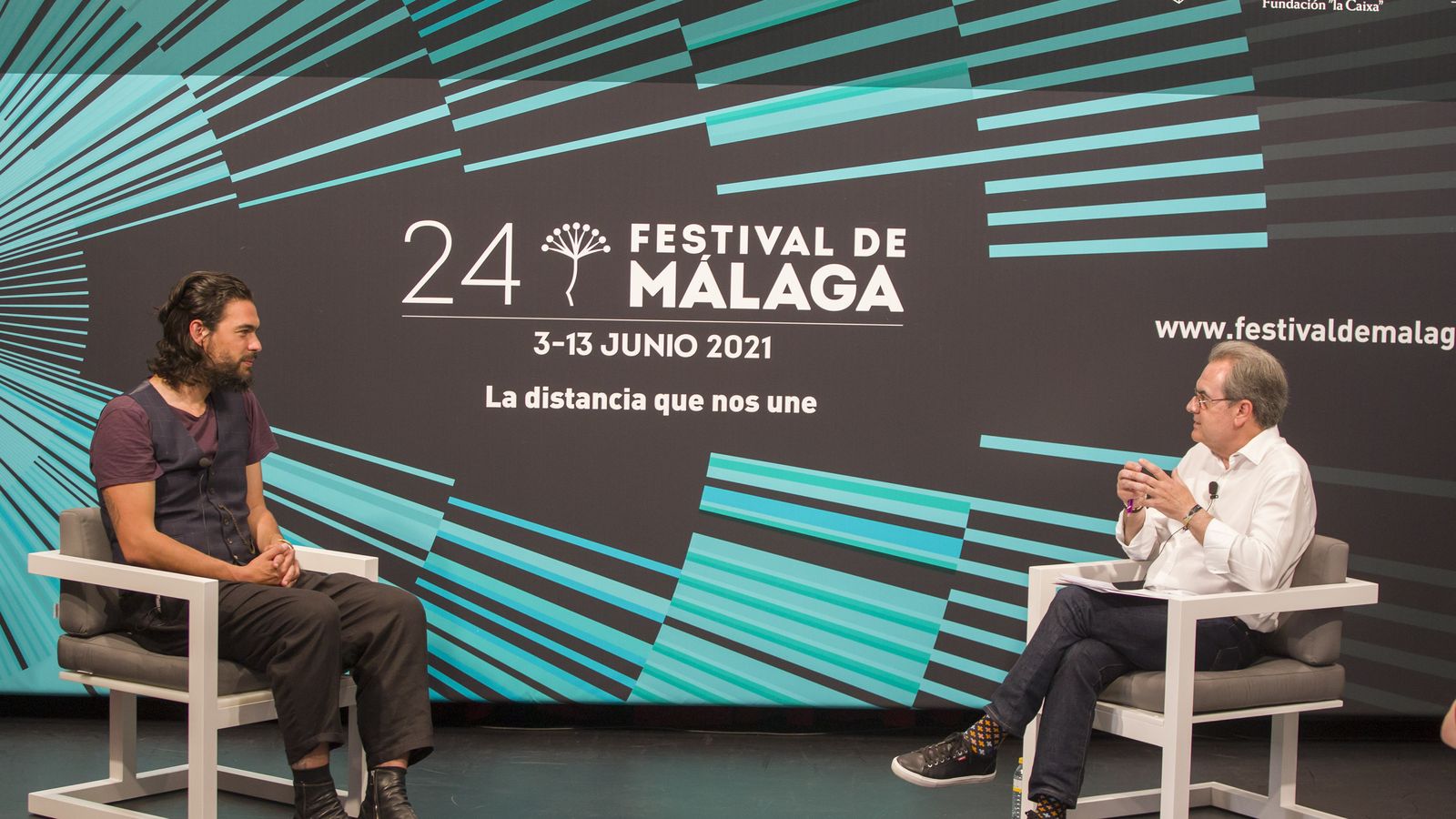 El cineasta, con Juan Antonio Vigar, en el encuentro celebrado ante los medios.