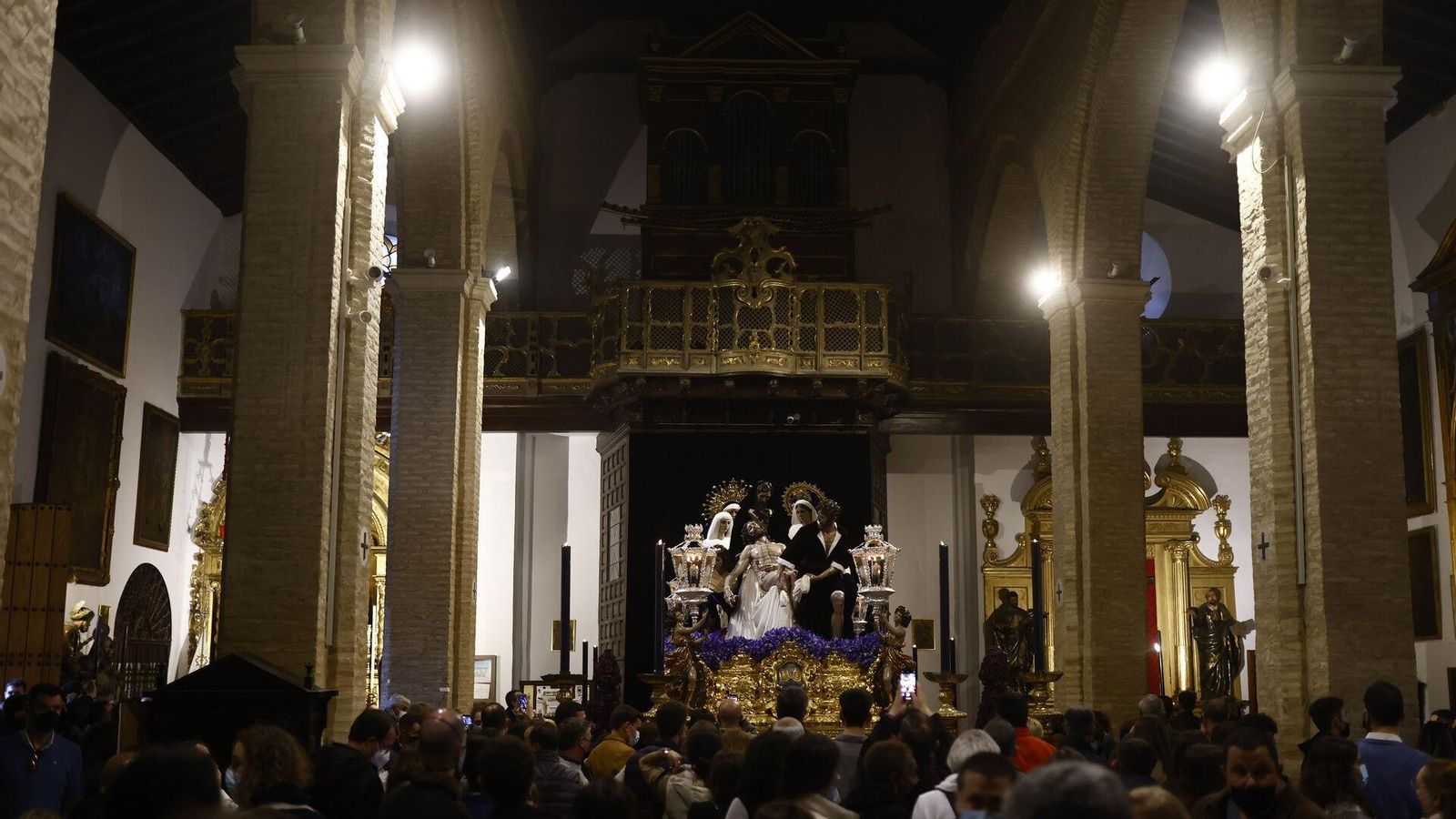 De la sangre del Señor de la Caridad brota una rosa roja