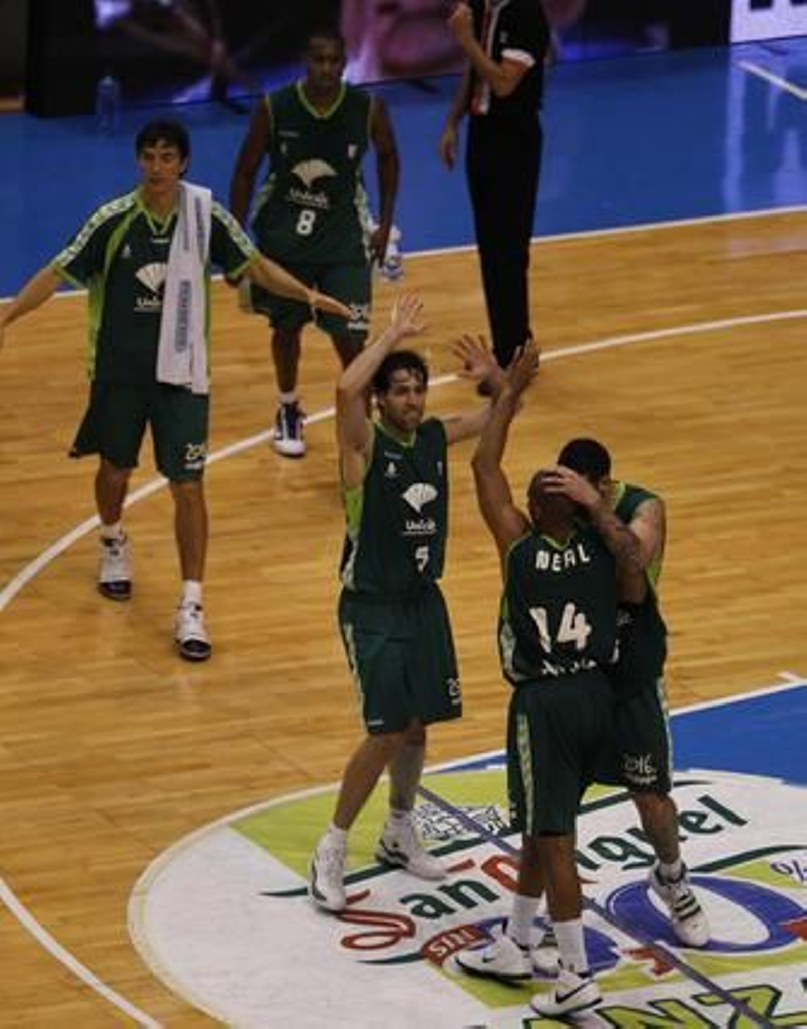 El Unicaja se mete en semifinales de los play-off de la ACB tras ganar en dos partidos al Power Electronics Valencia. / Sergio Camacho