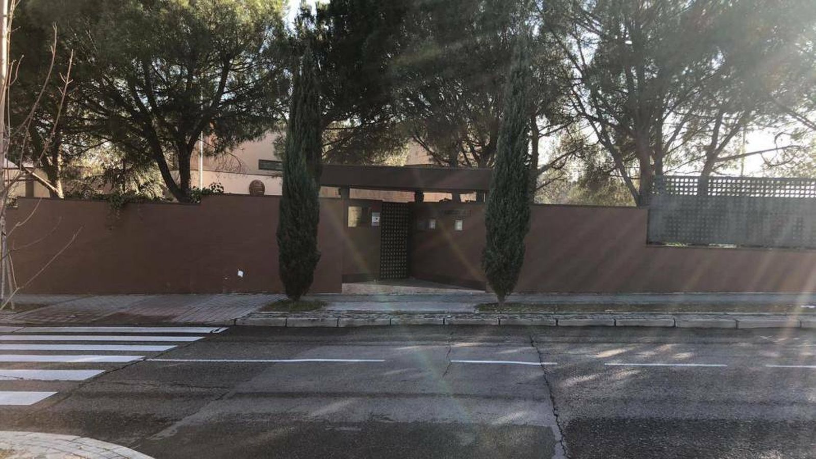 Entrada de la Embajada de Corea del Norte en Madrid.