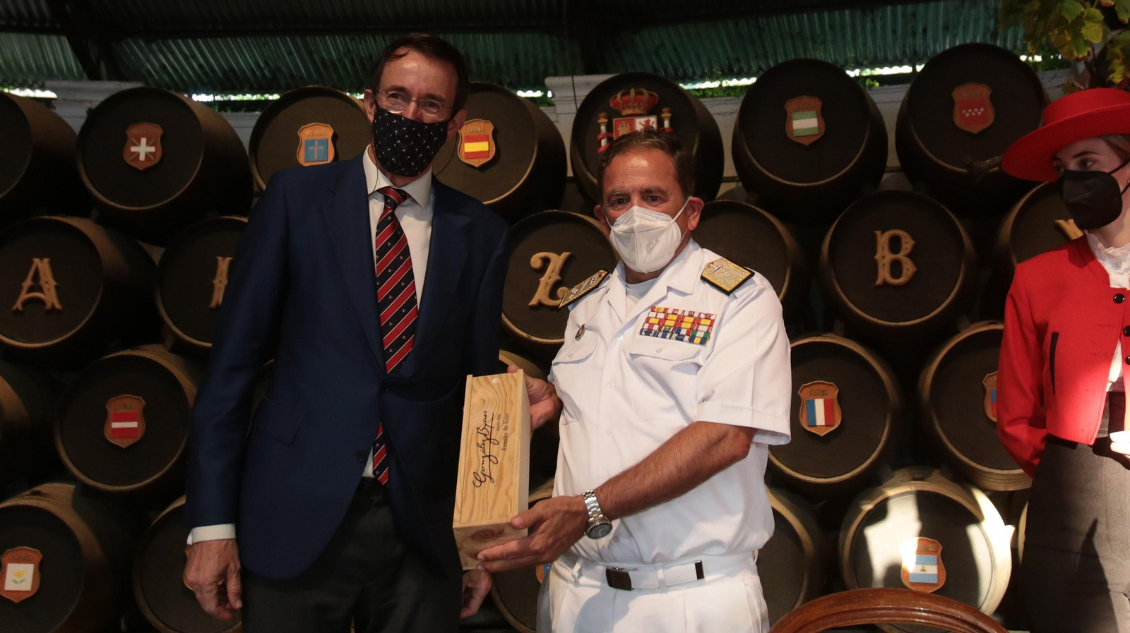 González Byass también entregó otro presente al almirante de la Flota, Eugenio Díaz del Río. González Byass recibe las botas que han navegado en el Juan Sebastián Elcano