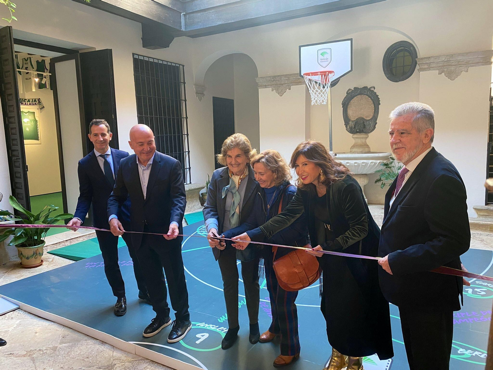 Momento de la inauguración de la exposición.