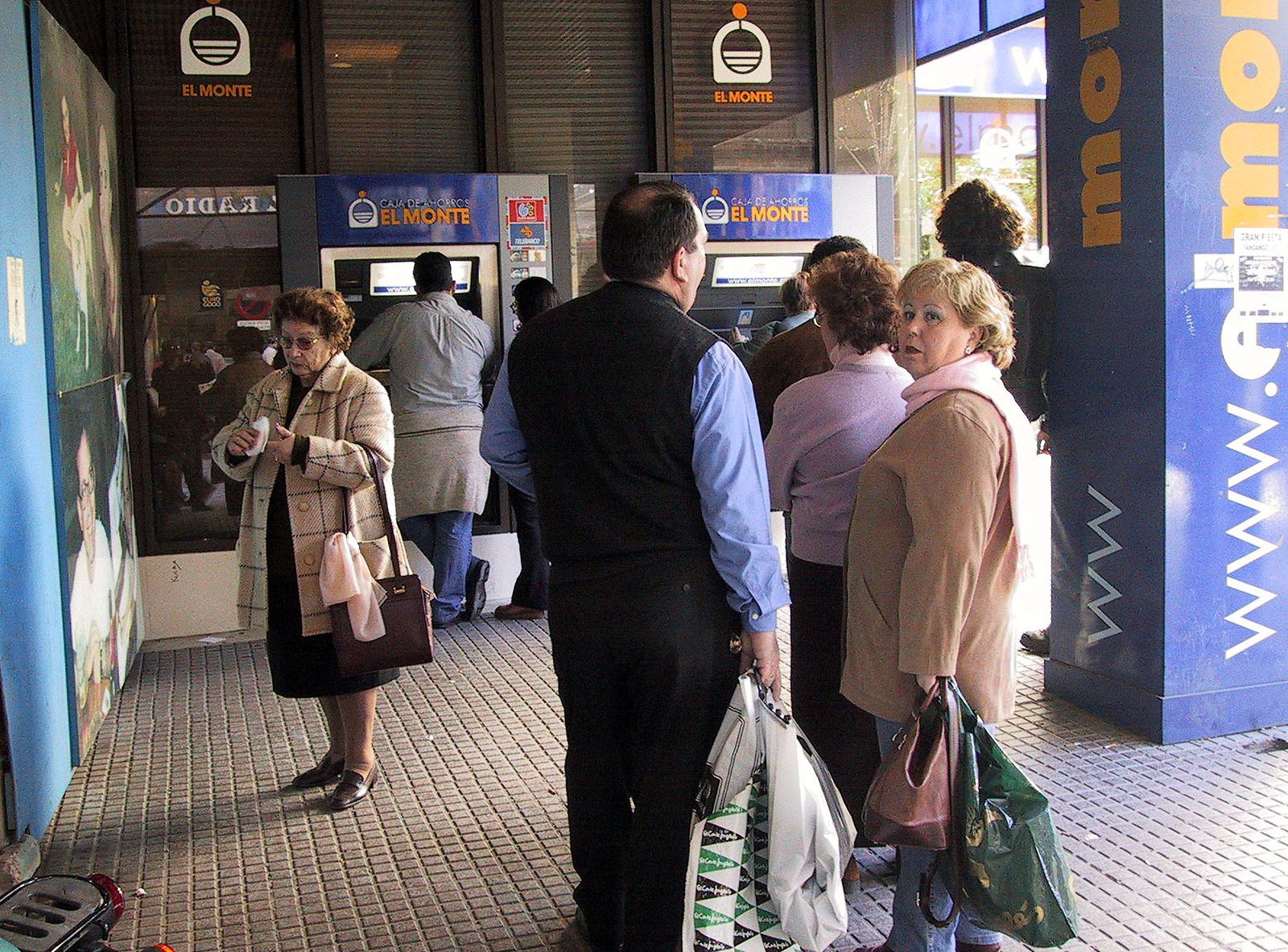 Cola en un cajero automático.