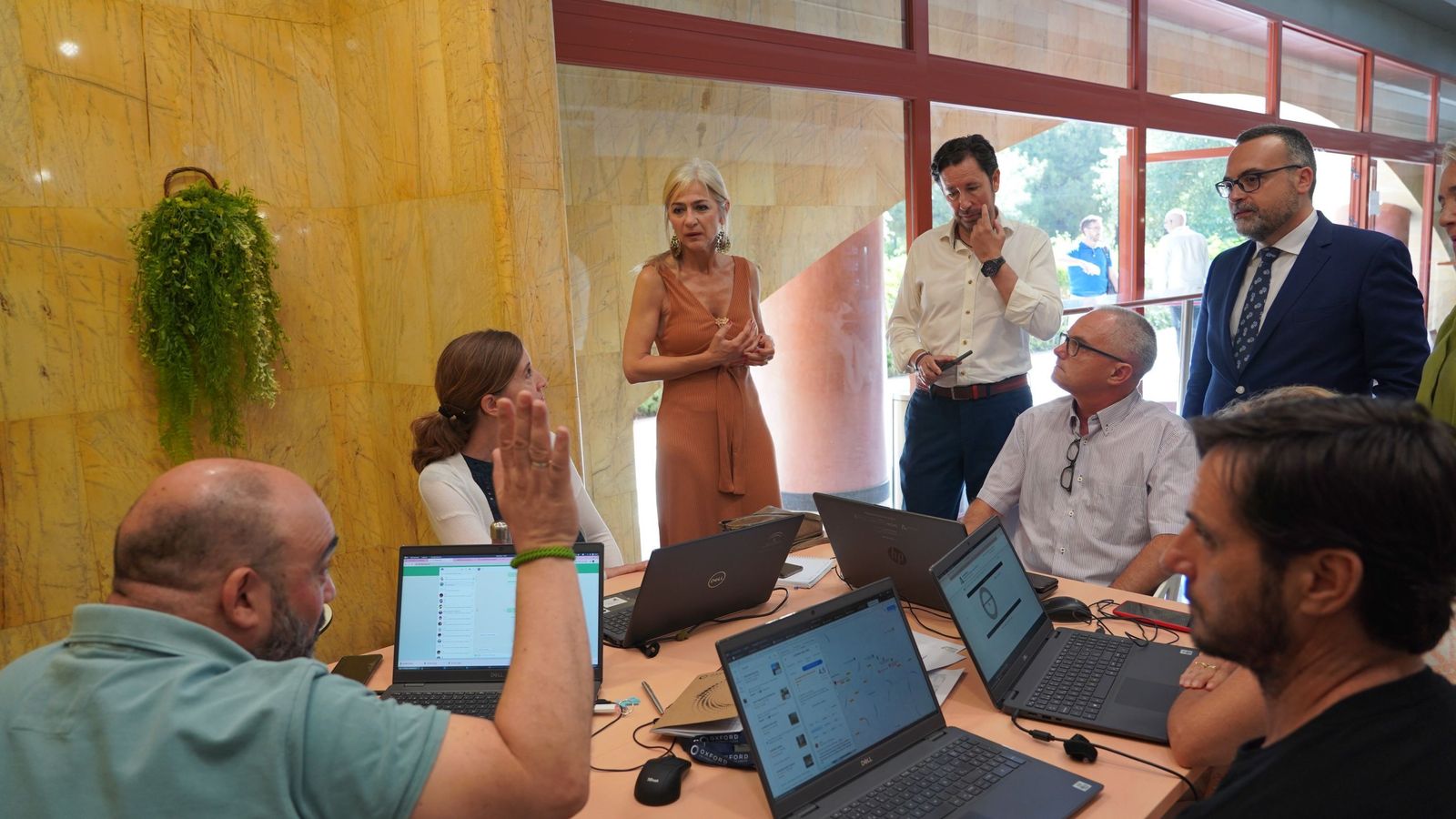 La consejera Patricia del Pozo, durante su visita a la sede sevillana.
