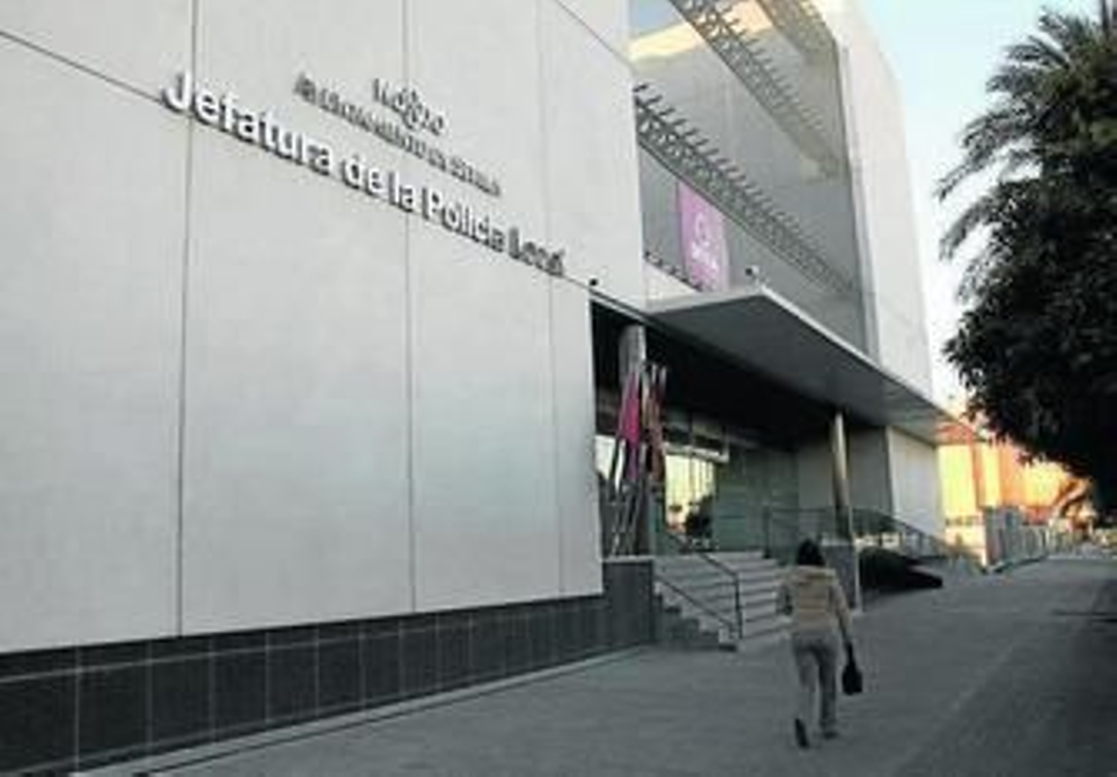 La entrada a la nueva Jefatura, ayer por la tarde.