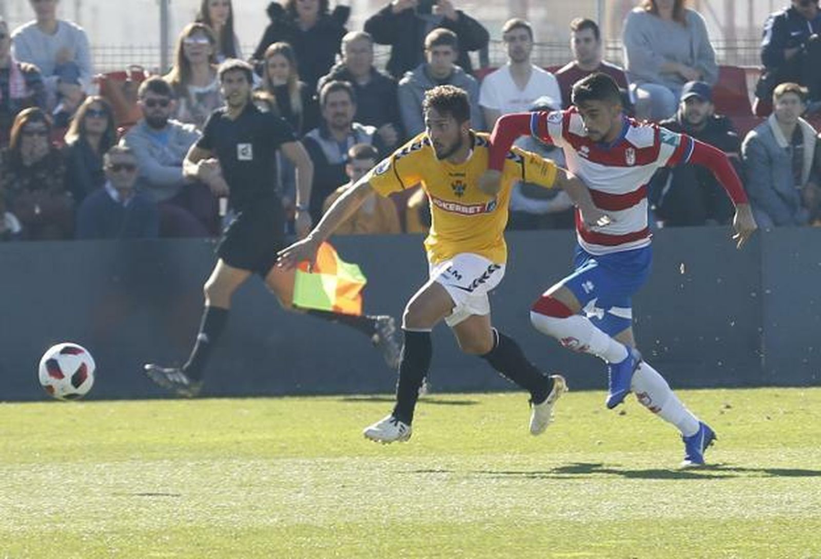 Moreno se marcha de un rival con la camiseta del Granada CF