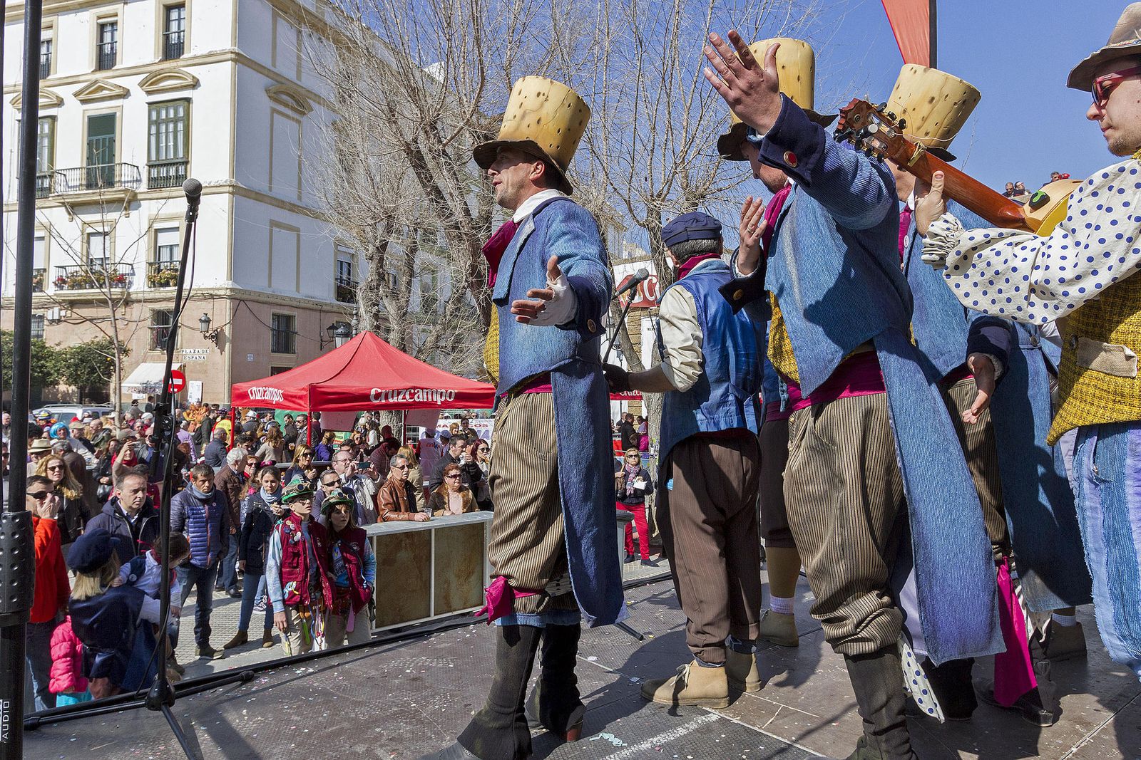 Numerosas agrupaciones participaron en la Berzá de la asociación de vecinos de las Murallas de San Carlos, celebrada en la plaza de España.