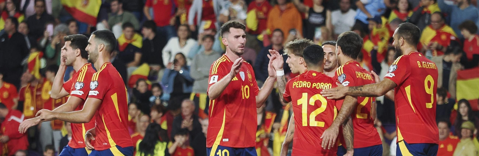 Los jugadores españoles celebran uno de los tantos de la goleada sobre Bulgaria.