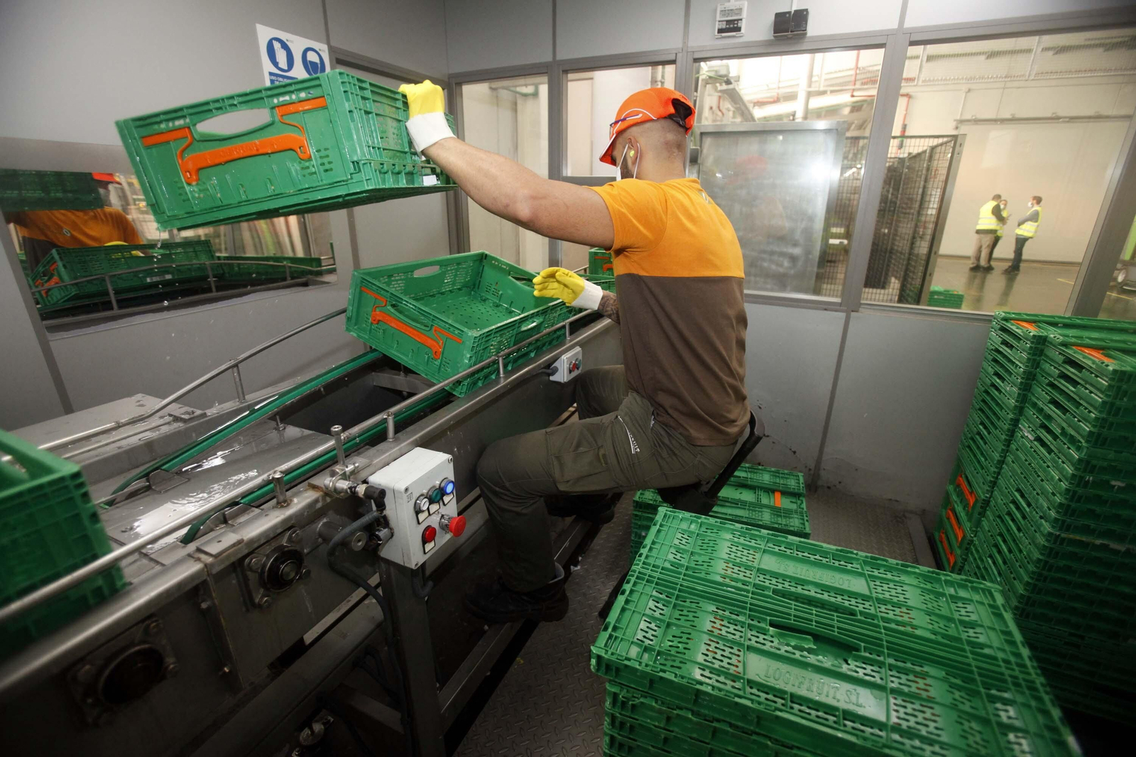 Imágenes del trabajo en la central logística de Mercadona
